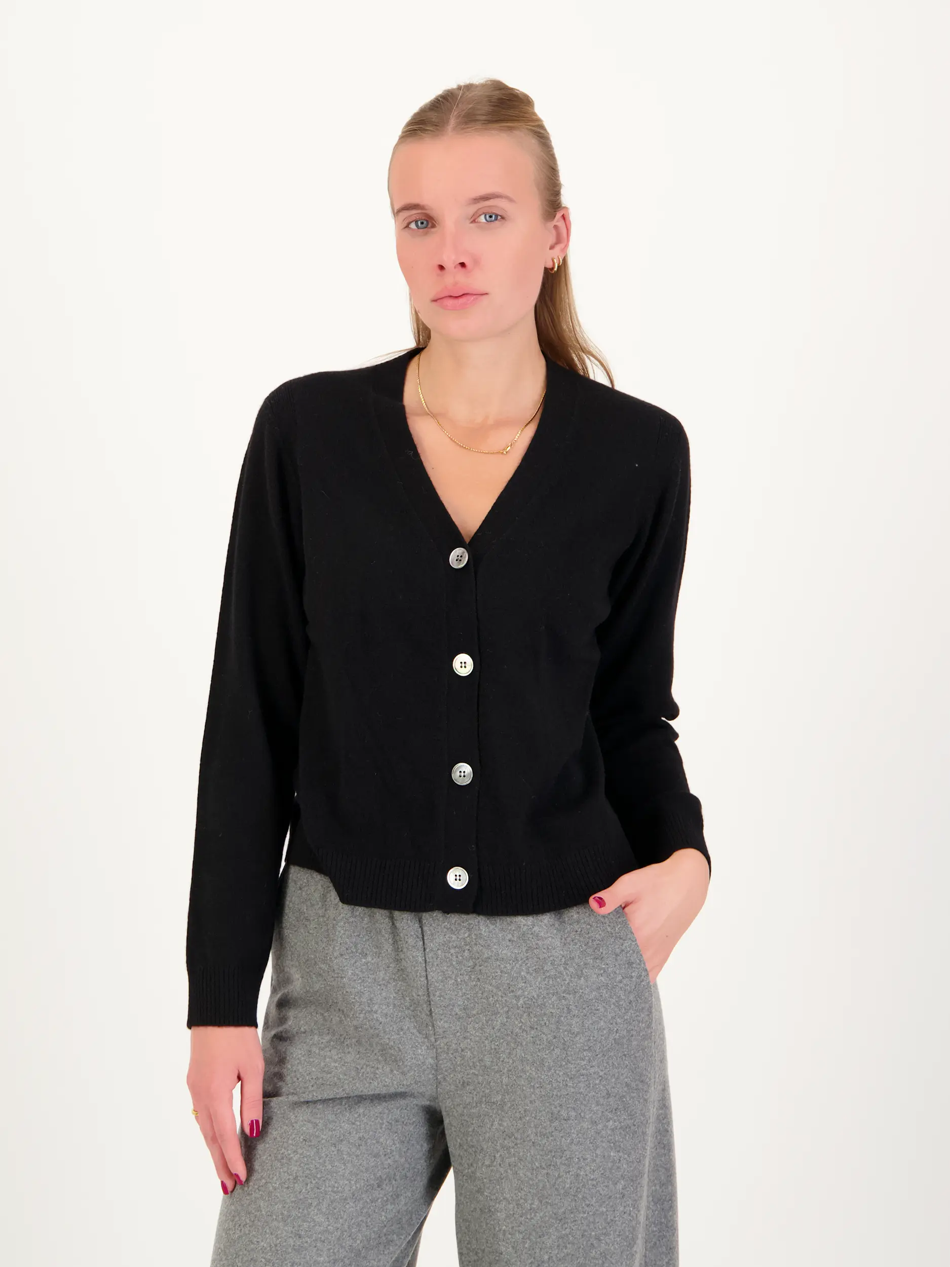 Strickjacke aus Kaschmir - Artikel Vorderseite getragen von einem Modell - Farbe: Schwarz