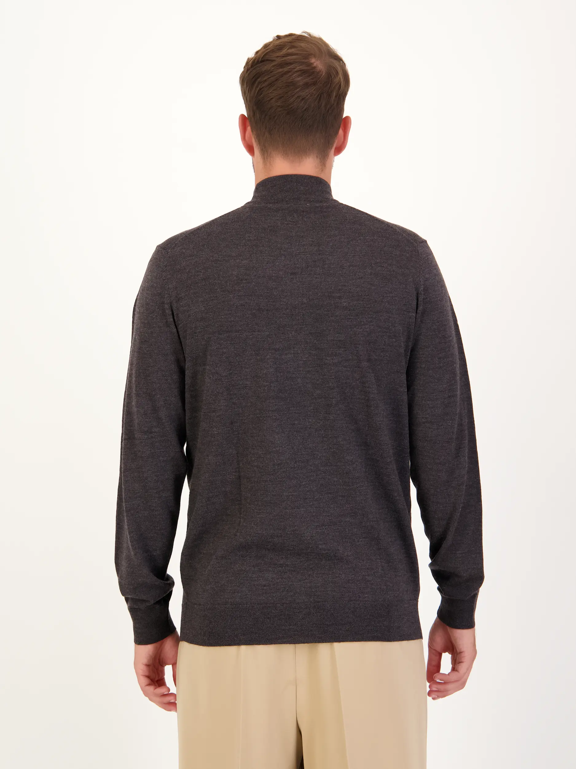 Pullover aus Merinowolle - Artikel Rückseite getragen von einem Modell - Farbe: Braun