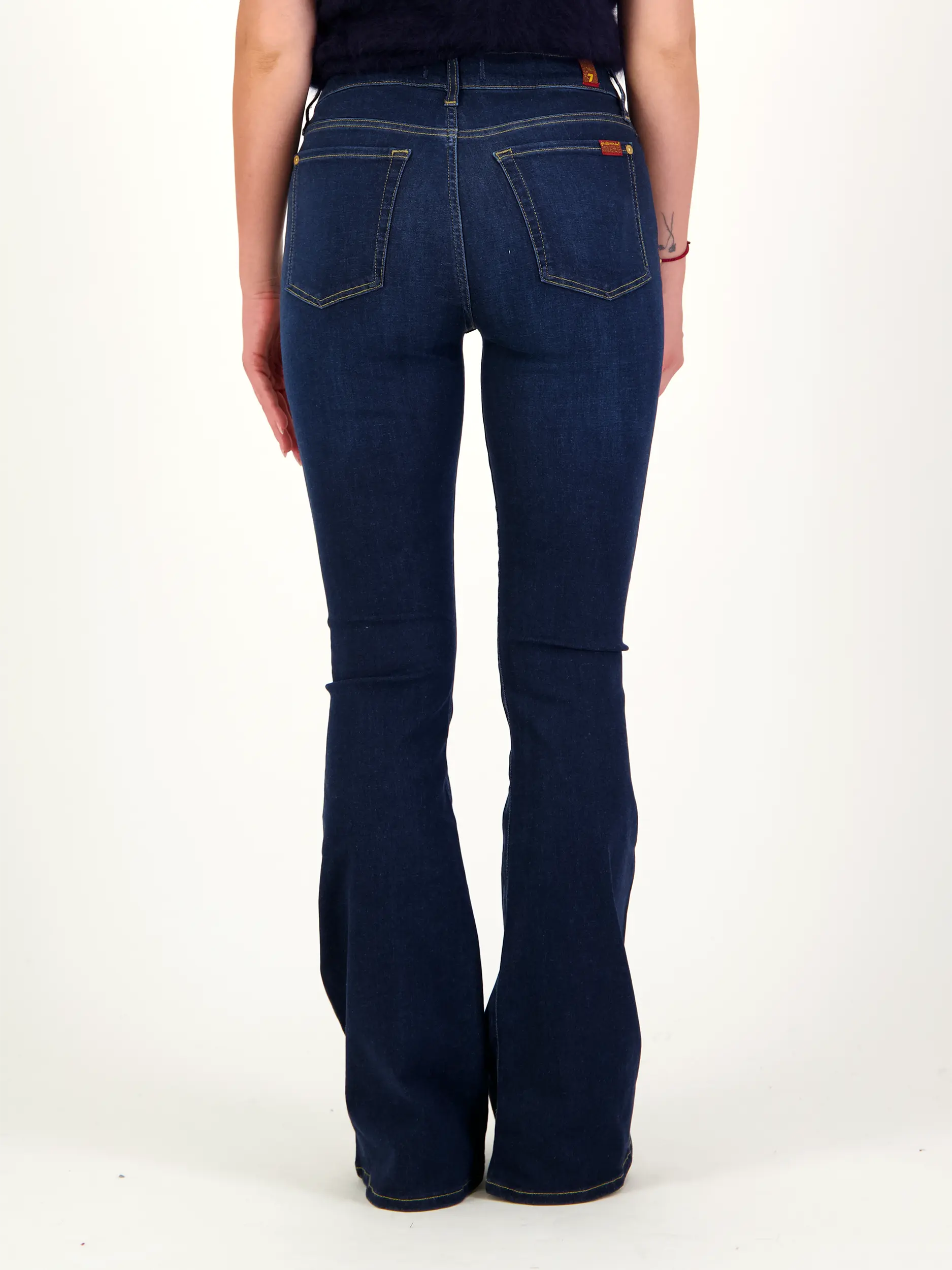 High Rise Bootcut Jeans 'Ali' - Artikel Rückseite getragen von einem Modell - Farbe: Blau