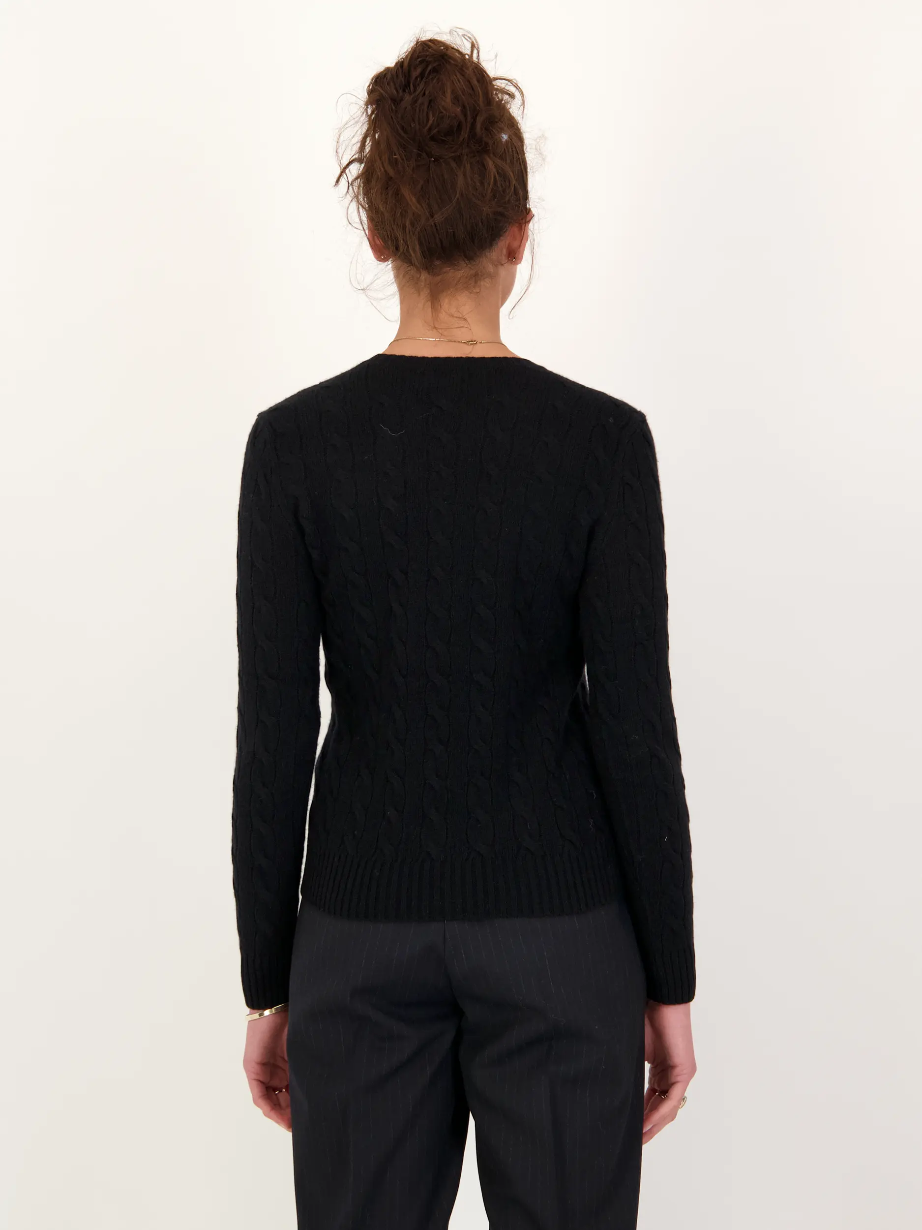 Pullover mit Zopfmuster - Artikel Rückseite getragen von einem Modell - Farbe: Schwarz