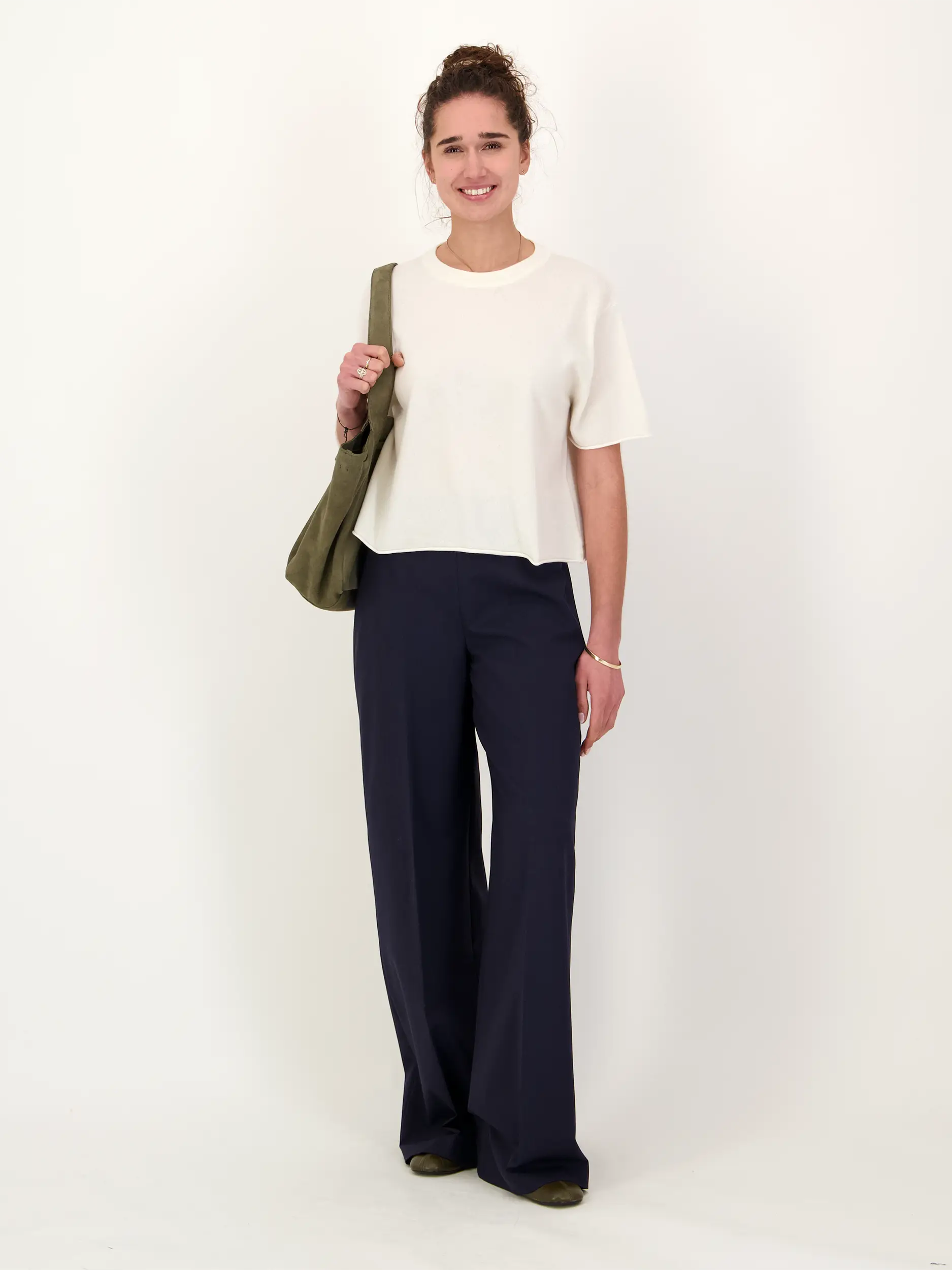 Pullover 'Cila' aus Kaschmir kurzarm - Artikel Teil eines Outfits getragen von einem Modell - Farbe: Creme