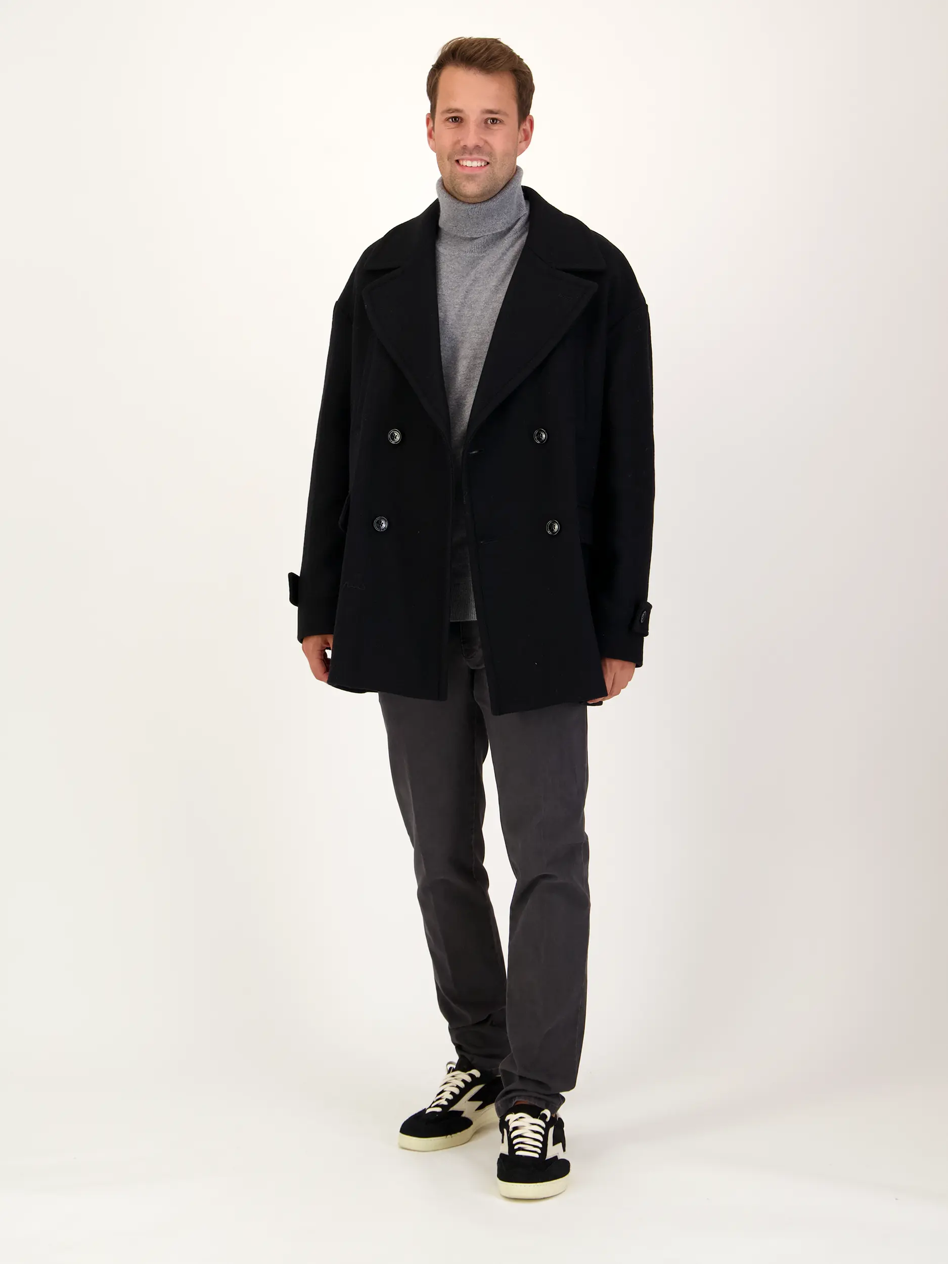 Kurzmantel aus Woll-Mix - Artikel Teil eines Outfits getragen von einem Modell - Farbe: Schwarz