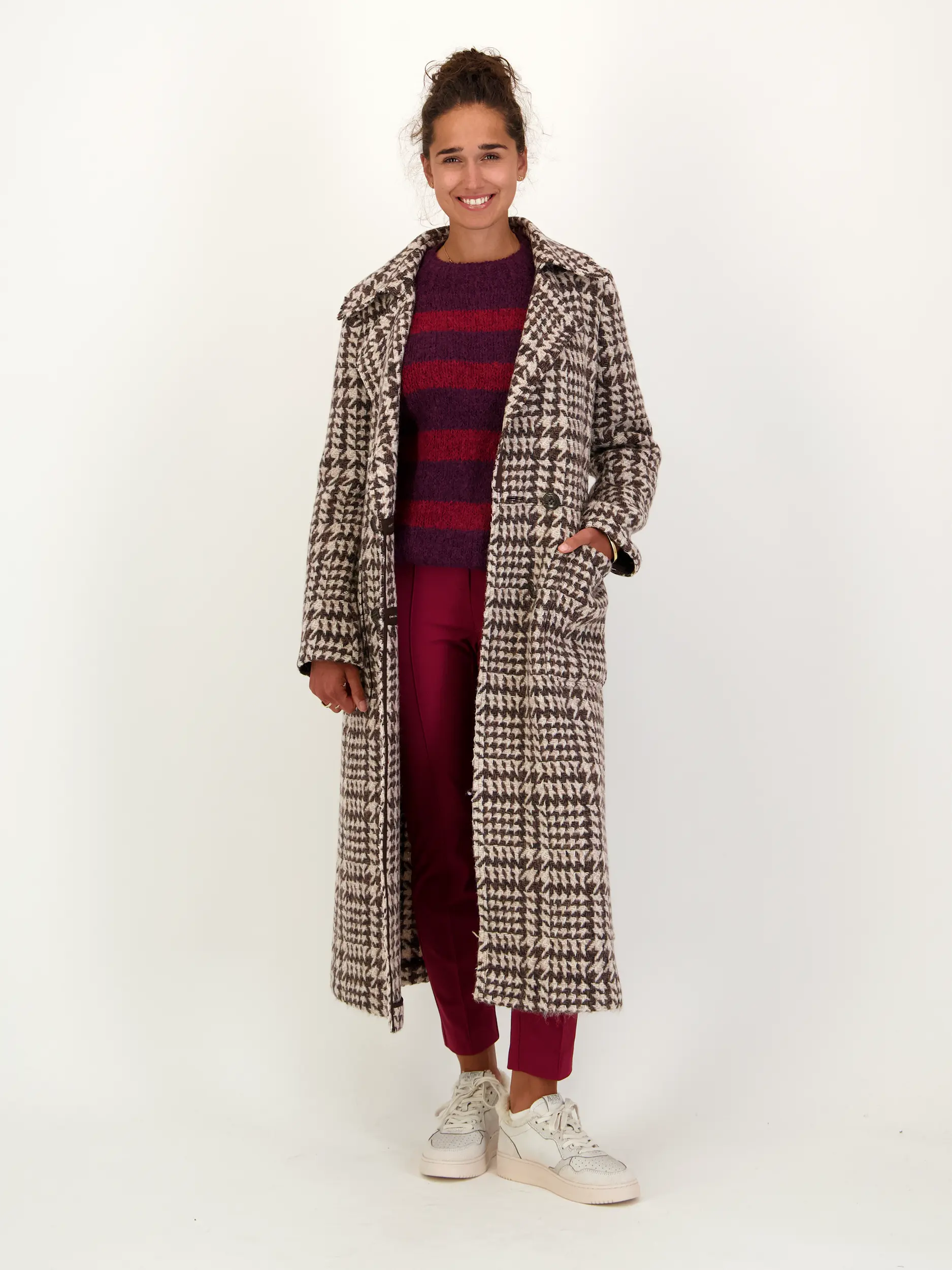 Gestreifter Pullover aus Alpaka-Mix langarm - Artikel Teil eines Outfits getragen von einem Modell - Farbe: Rot
