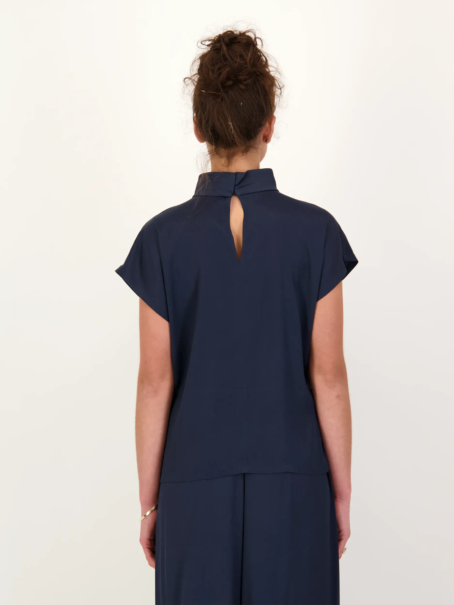 Satinbluse 'Alaria' kurzarm - Artikel Rückseite getragen von einem Modell - Farbe: Blau