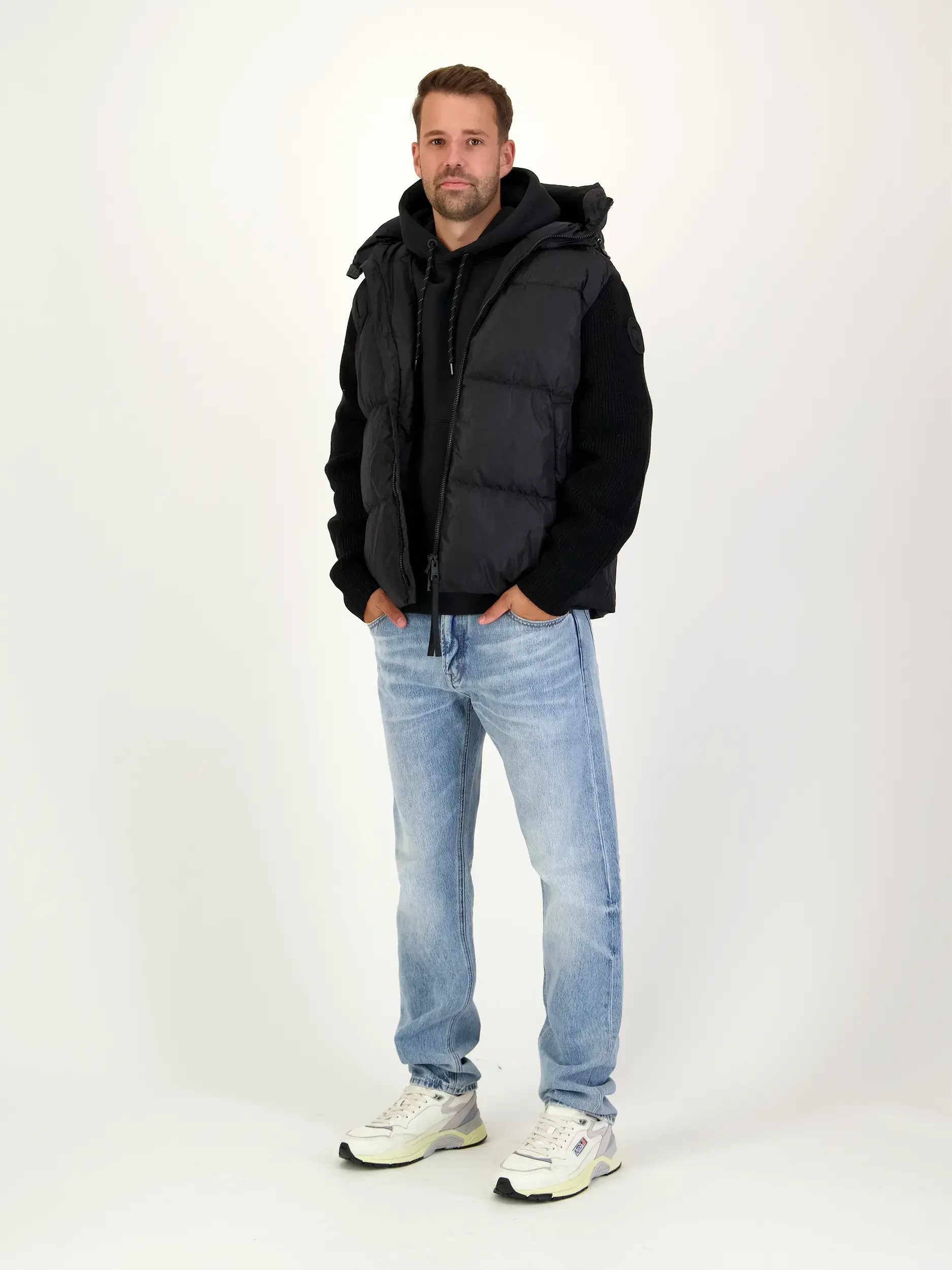 Sweatshirt 'Elijah' - Artikel Teil eines Outfits getragen von einem Modell - Farbe: Schwarz