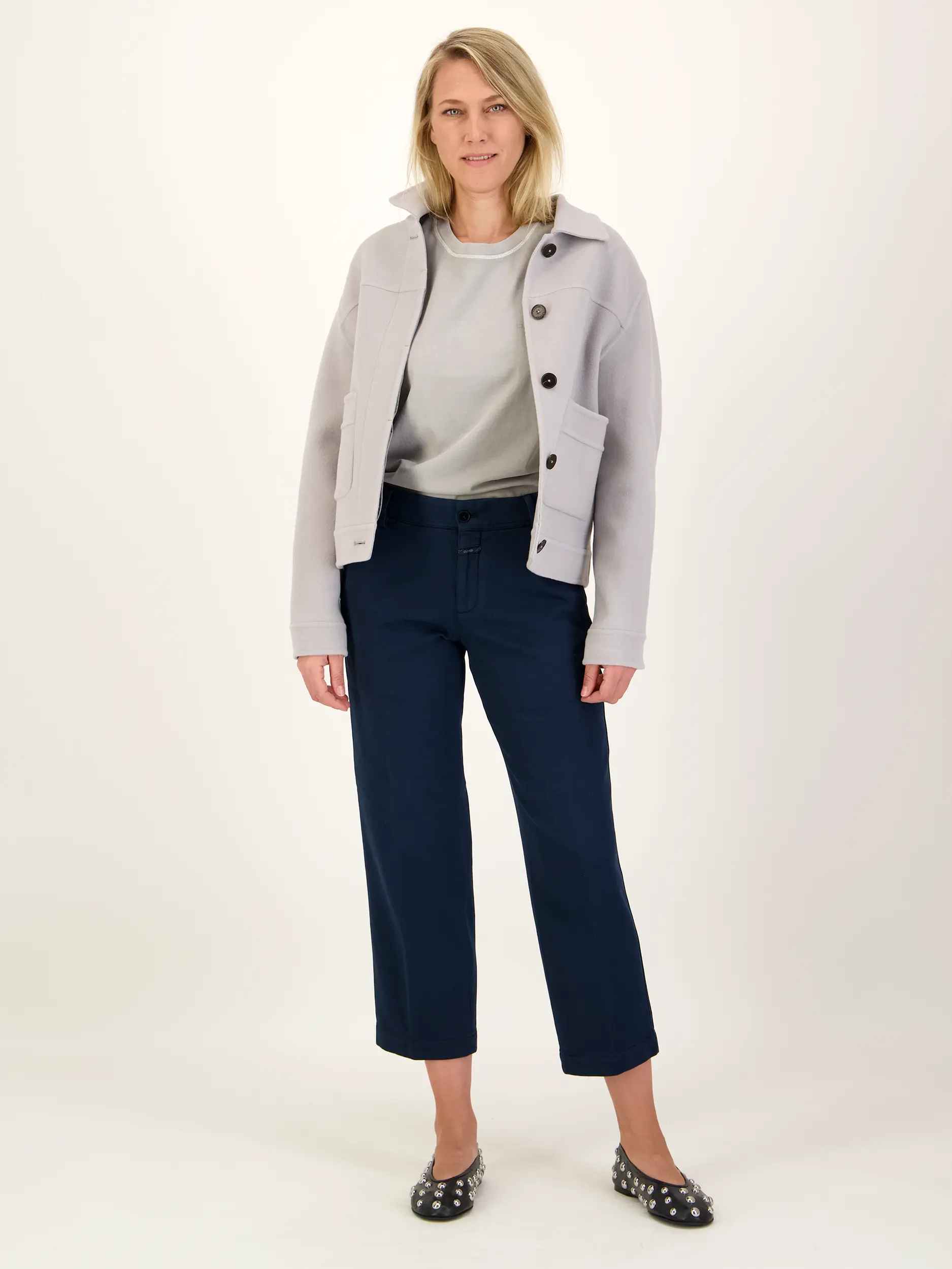 Hose 'Serandon' - Artikel Teil eines Outfits getragen von einem Modell - Farbe: Blau