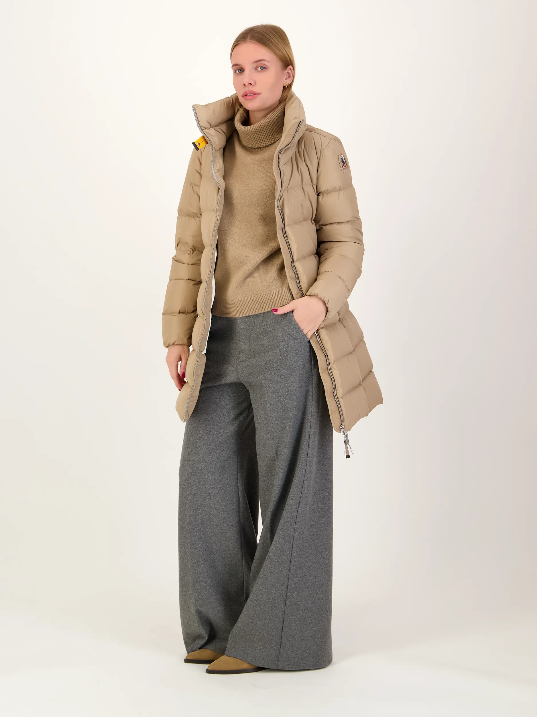 Rollkragenpullover aus Kaschmir langarm - Artikel Teil eines Outfits getragen von einem Modell - Farbe: Braun