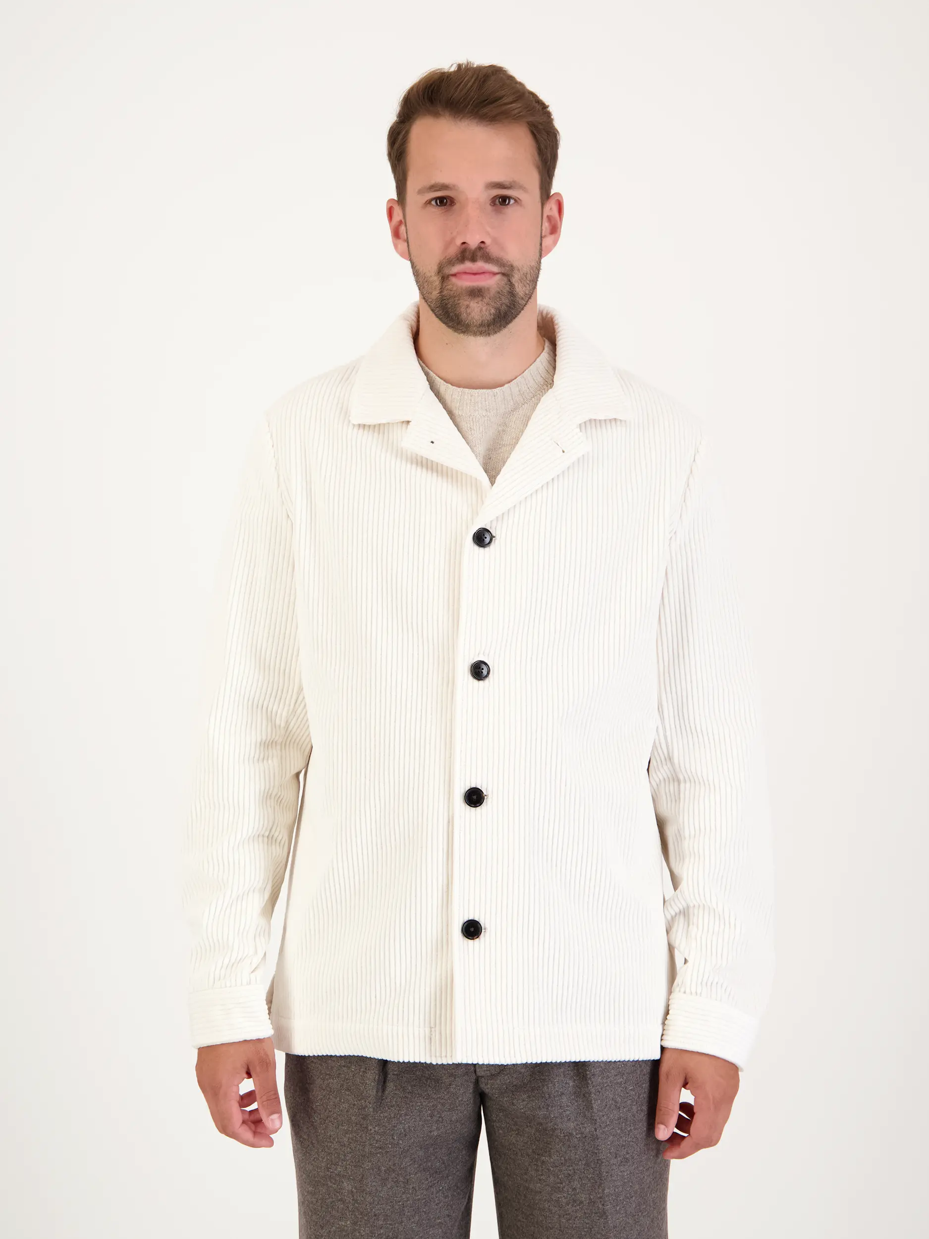 Overshirt - Artikel Vorderseite getragen von einem Modell - Farbe: Creme