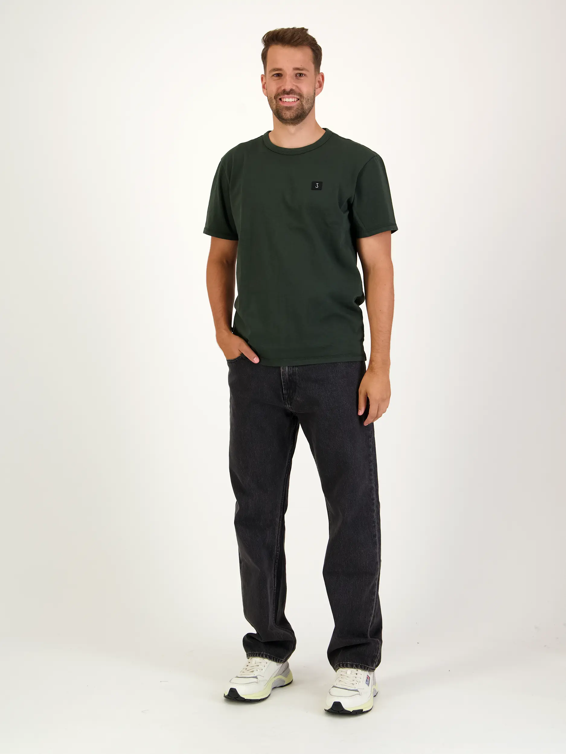 T-Shirt - Artikel Teil eines Outfits getragen von einem Modell - Farbe: Grün