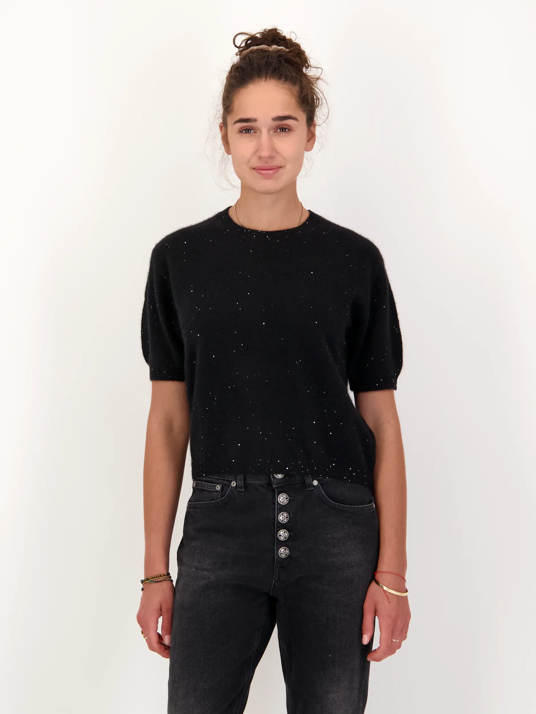 Pullover aus Kaschmir kurzarm - Artikel Vorderseite getragen von einem Modell - Farbe: Schwarz