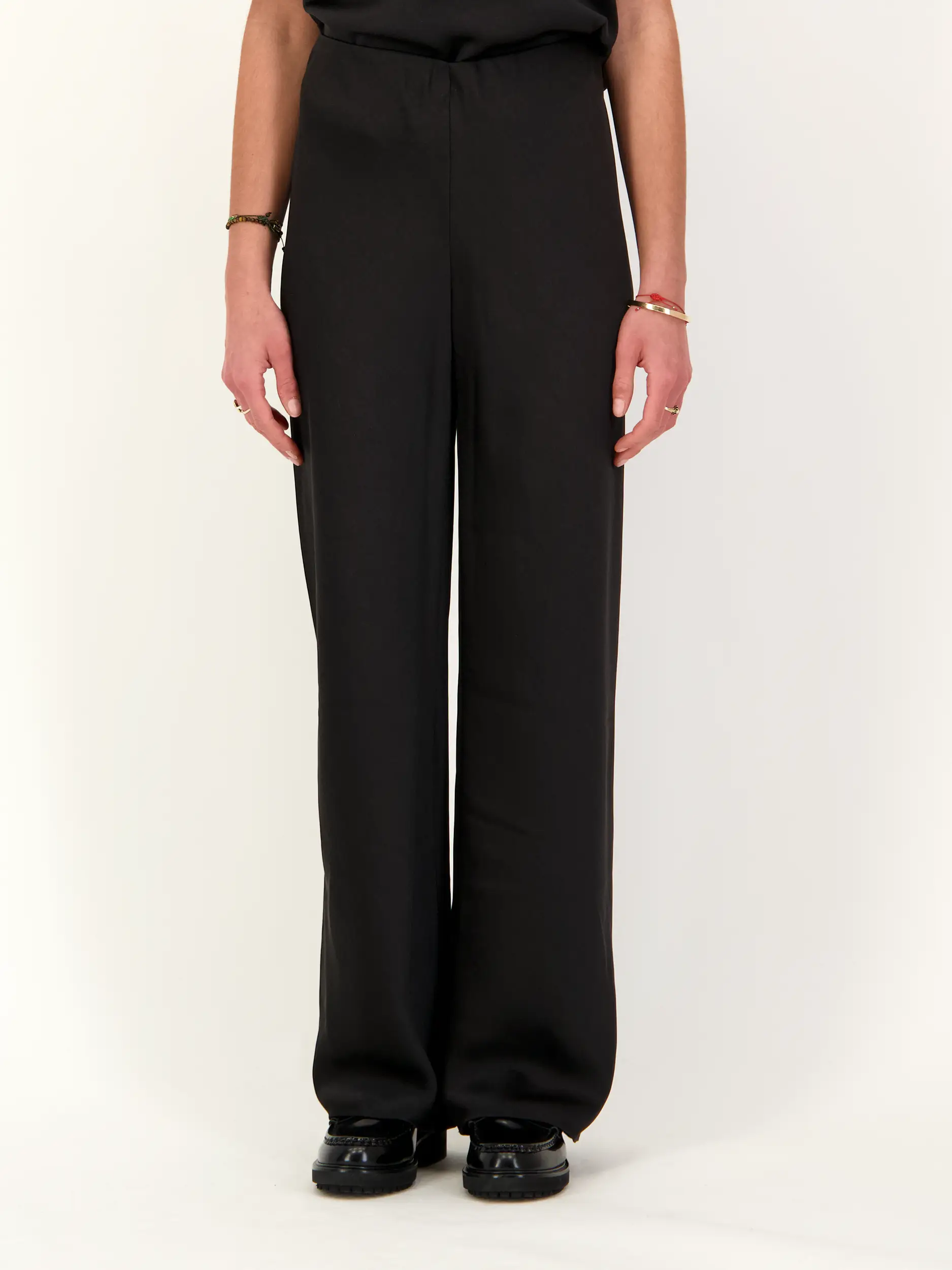 Satinhose - Artikel Vorderseite getragen von einem Modell - Farbe: Schwarz