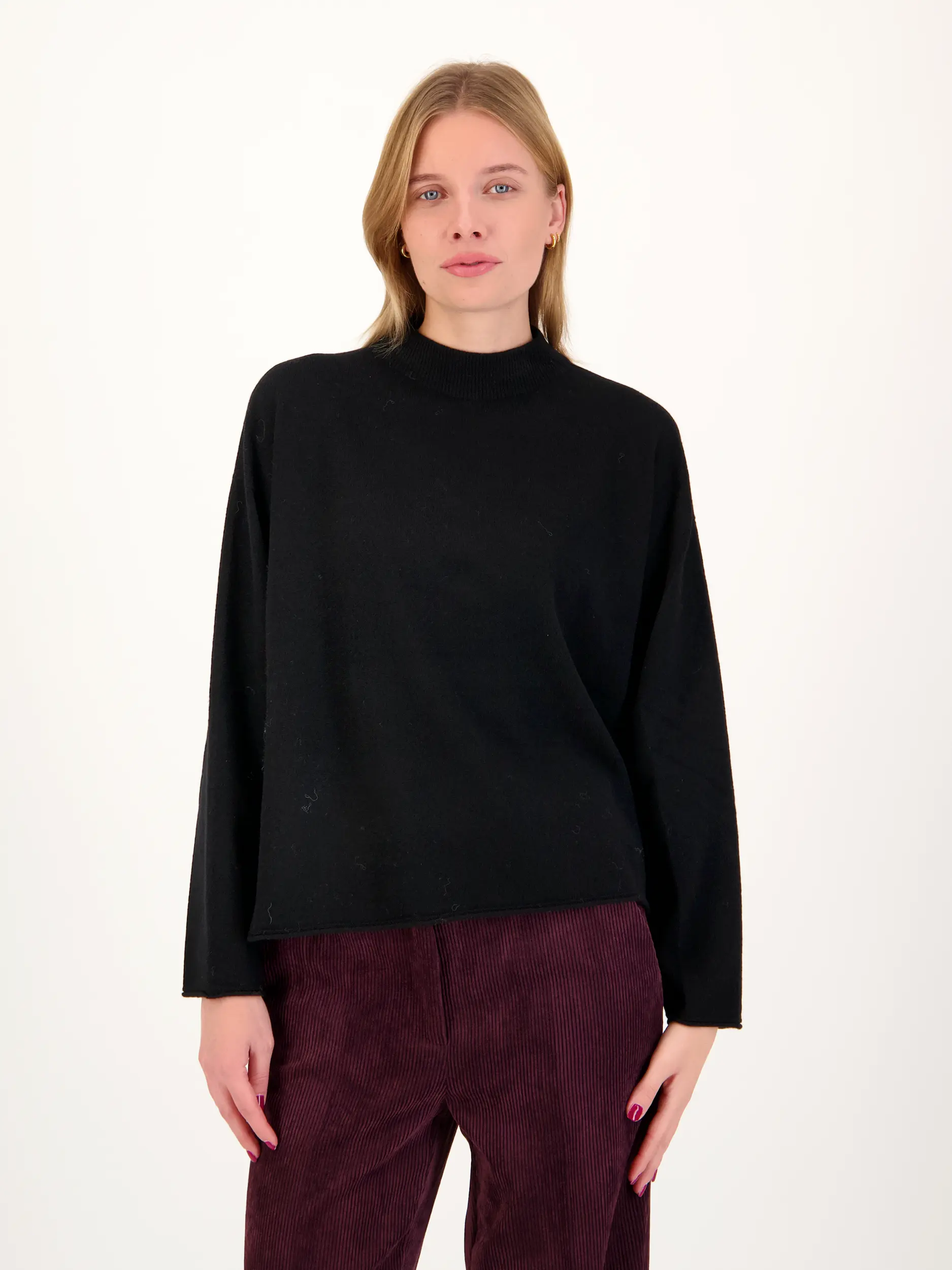 Pullover 'Timothea' aus Schurwolle langarm - Artikel Vorderseite getragen von einem Modell - Farbe: Schwarz