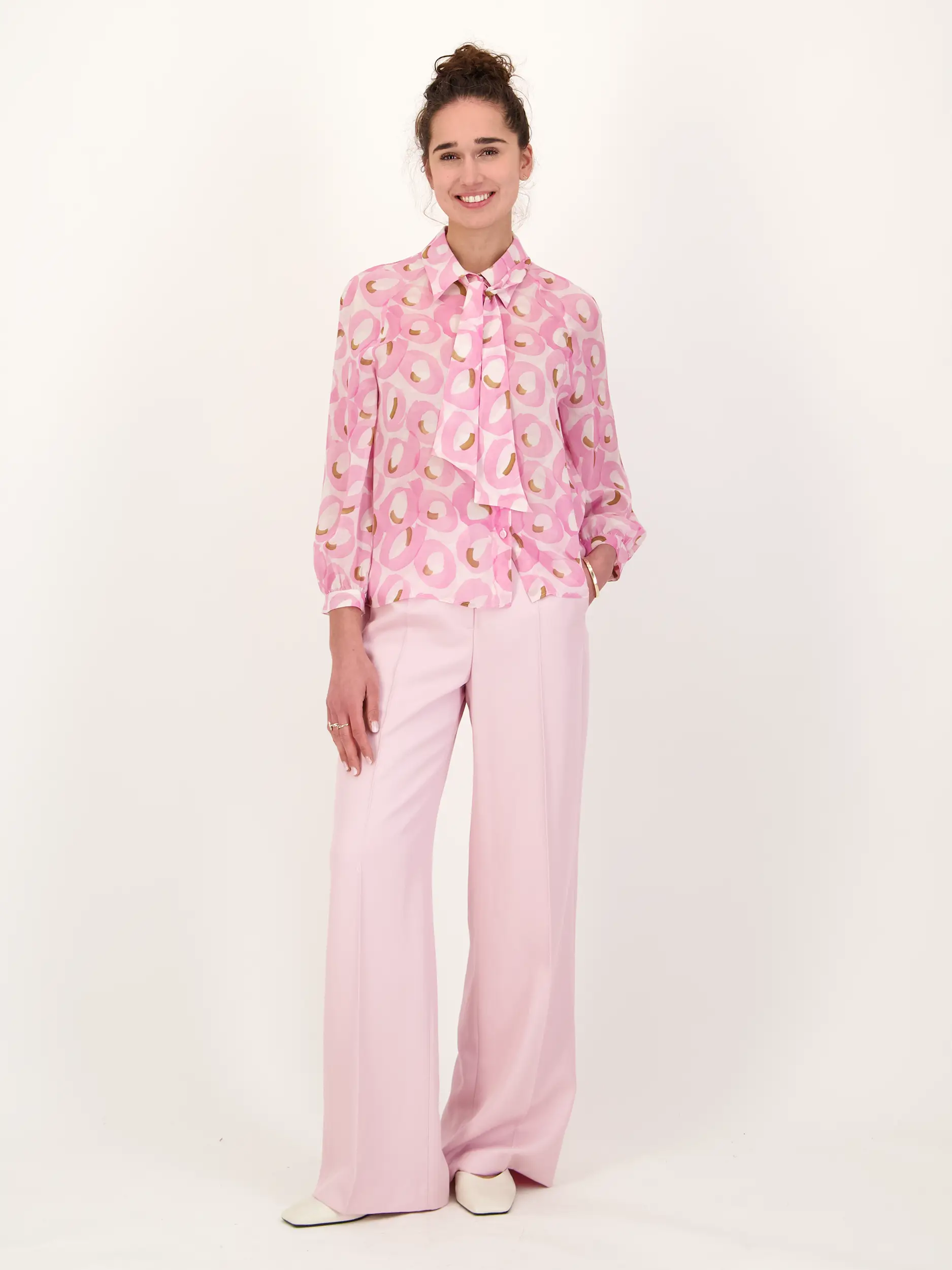 Bluse langarm - Artikel Teil eines Outfits getragen von einem Modell - Farbe: Rosa&Pink