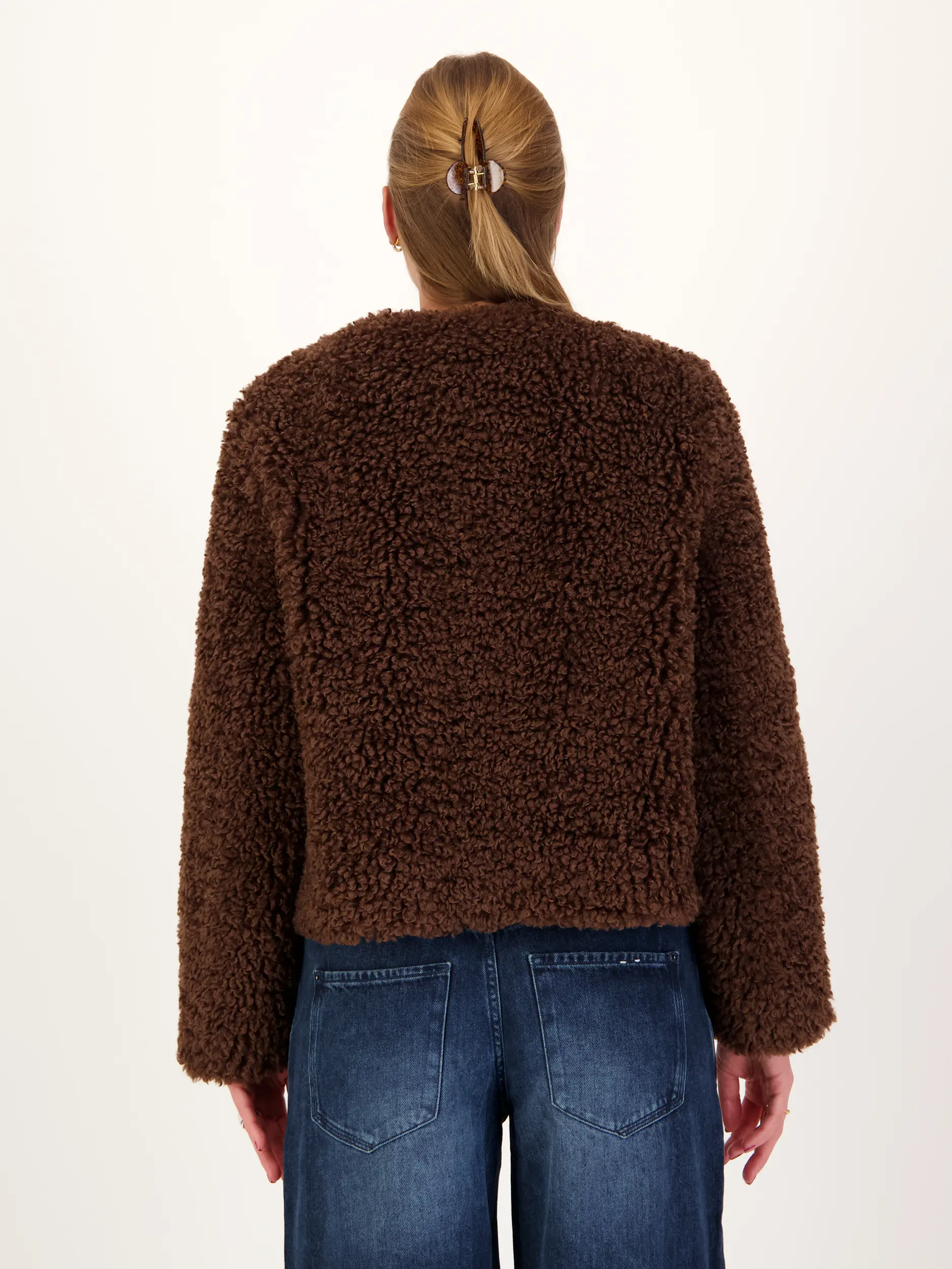 Teddyjacke 'Emilia' - Artikel Rückseite getragen von einem Modell - Farbe: Braun