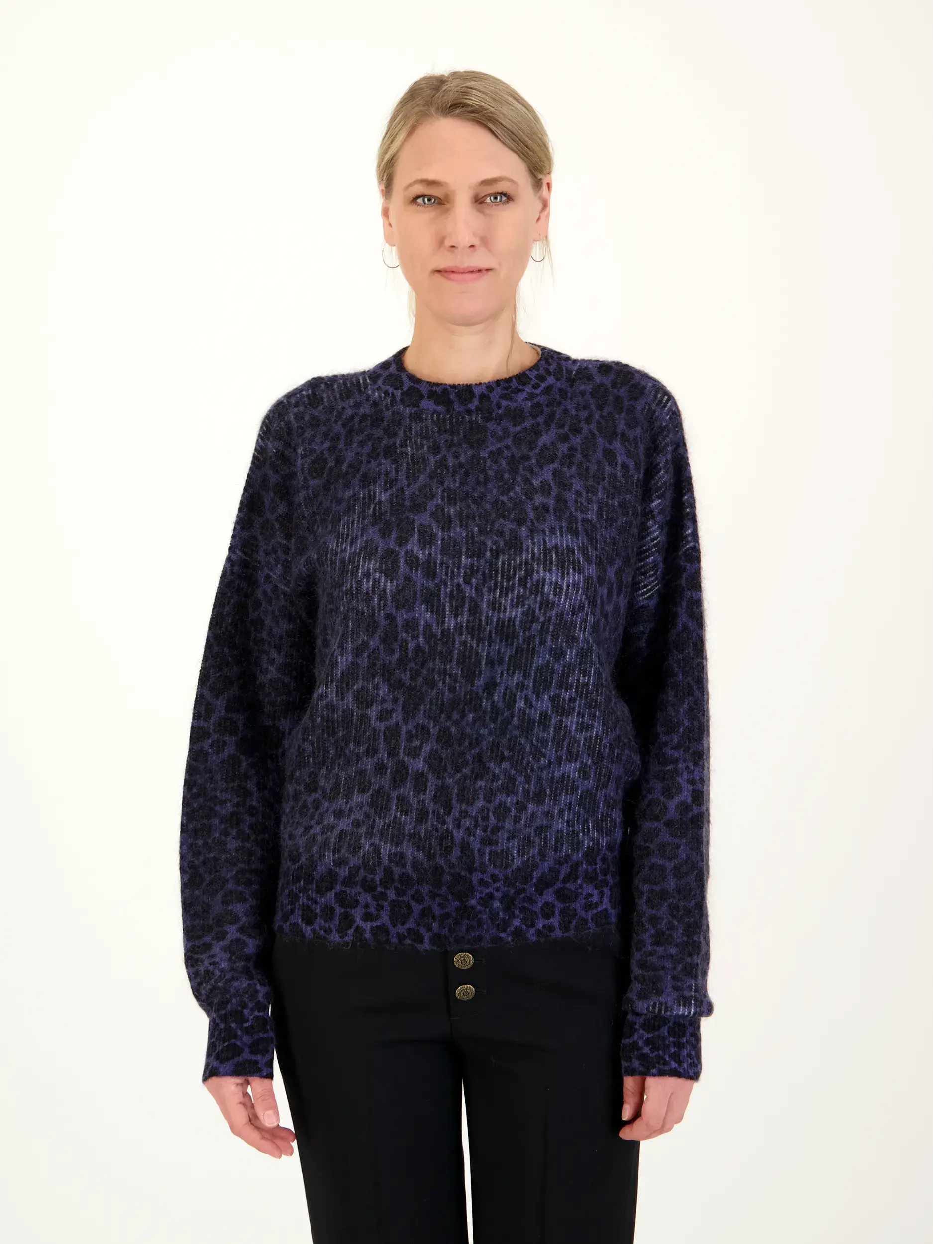 Pullover 'Kira' aus Woll-Mix langarm - Artikel Vorderseite getragen von einem Modell - Farbe: Blau
