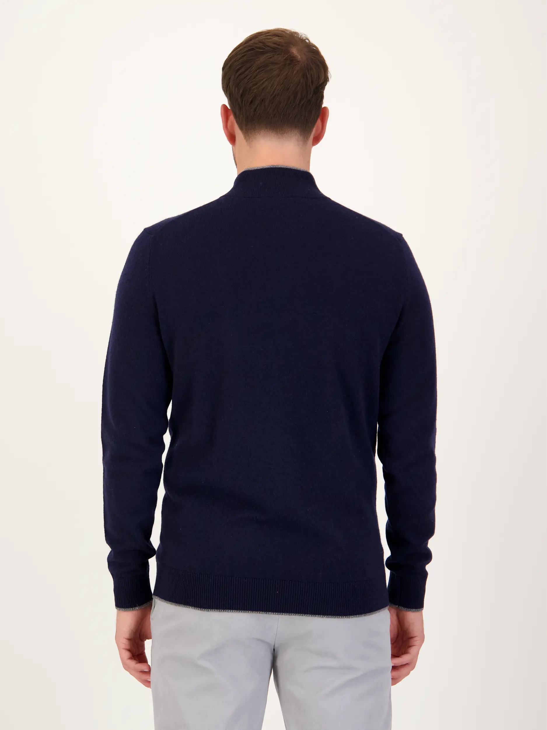 Pullover 'Troia' aus Merinowoll-Mix - Artikel Rückseite getragen von einem Modell - Farbe: Blau