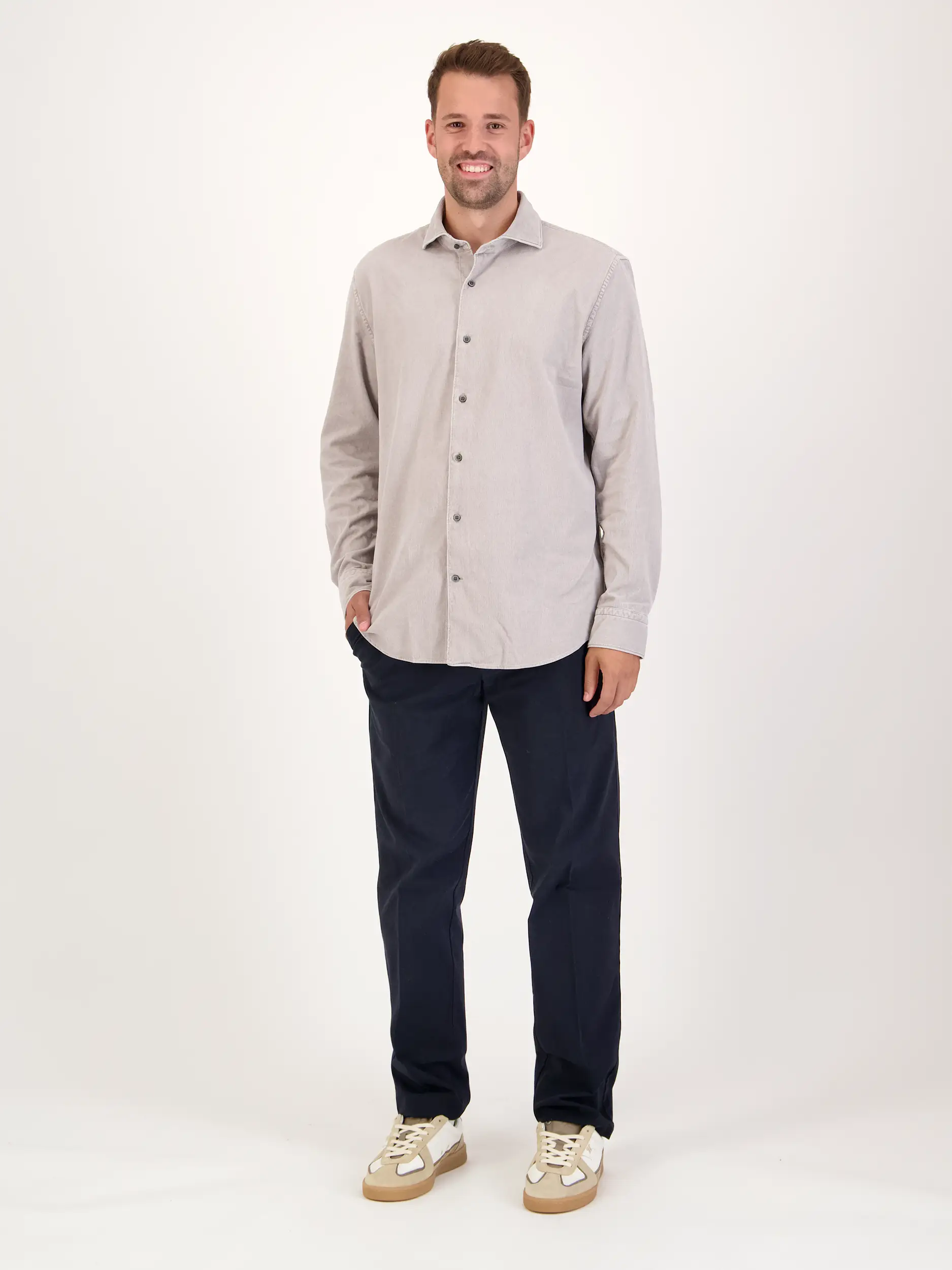 Cordhemd mit Haifischkragen langarm - Artikel Teil eines Outfits getragen von einem Modell - Farbe: Grau