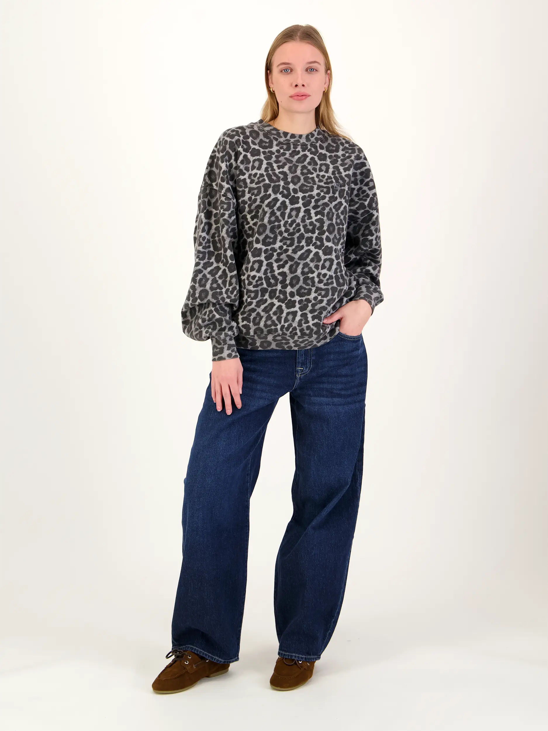 Sweatshirt 'Miles' mit Leo-Print - Artikel Teil eines Outfits getragen von einem Modell - Farbe: Grau Sweatshirt 'Miles' mit Leo-Print - Artikel Teil eines Outfits getragen von einem Modell - Farbe: Grau