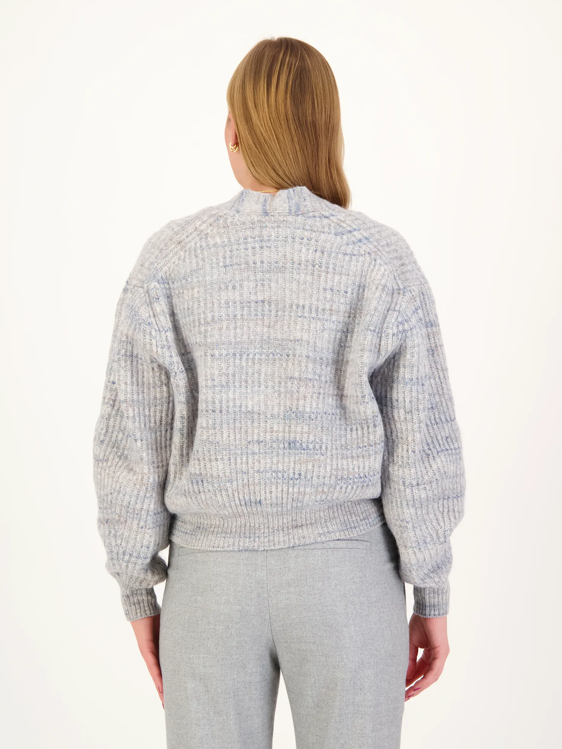 Strickjacke 'Coopie' aus Wolle langarm - Artikel Rückseite getragen von einem Modell - Farbe: Blau