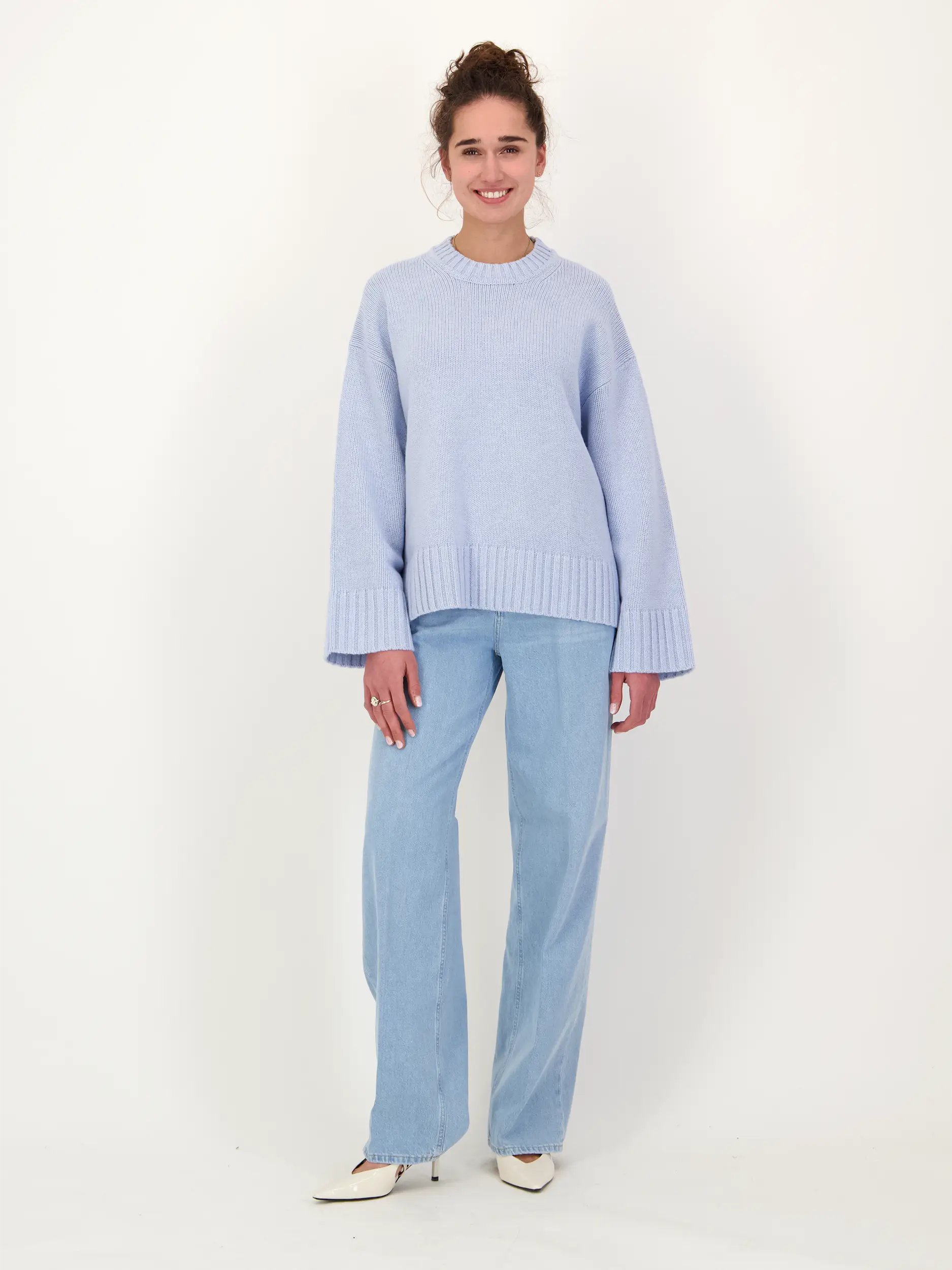 Mid Waist Wide Leg Jeans 'Nikka' - Artikel Teil eines Outfits getragen von einem Modell - Farbe: Blau