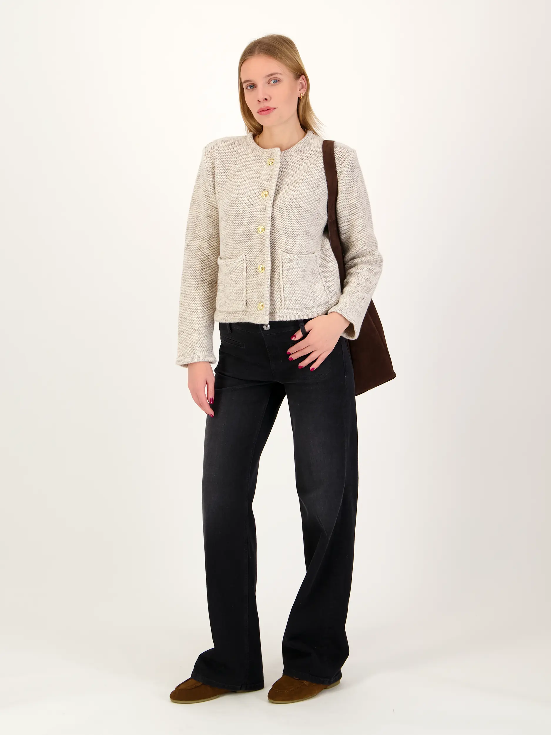 Strickjacke 'Patricia' - Artikel Teil eines Outfits getragen von einem Modell - Farbe: Beige