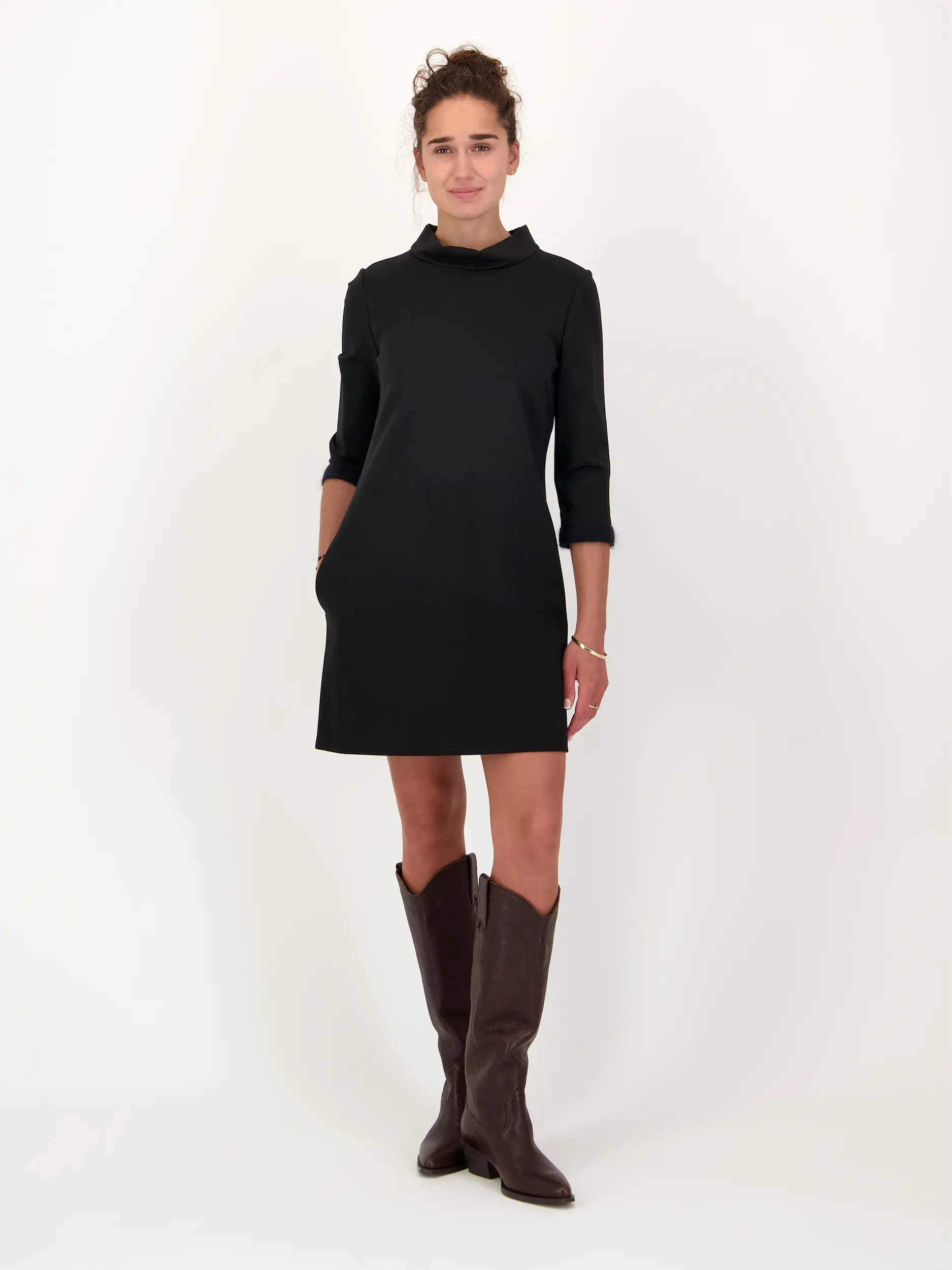 Minikleid 'Emotional Essence' langarm - Artikel Vorderseite getragen von einem Modell - Farbe: Schwarz