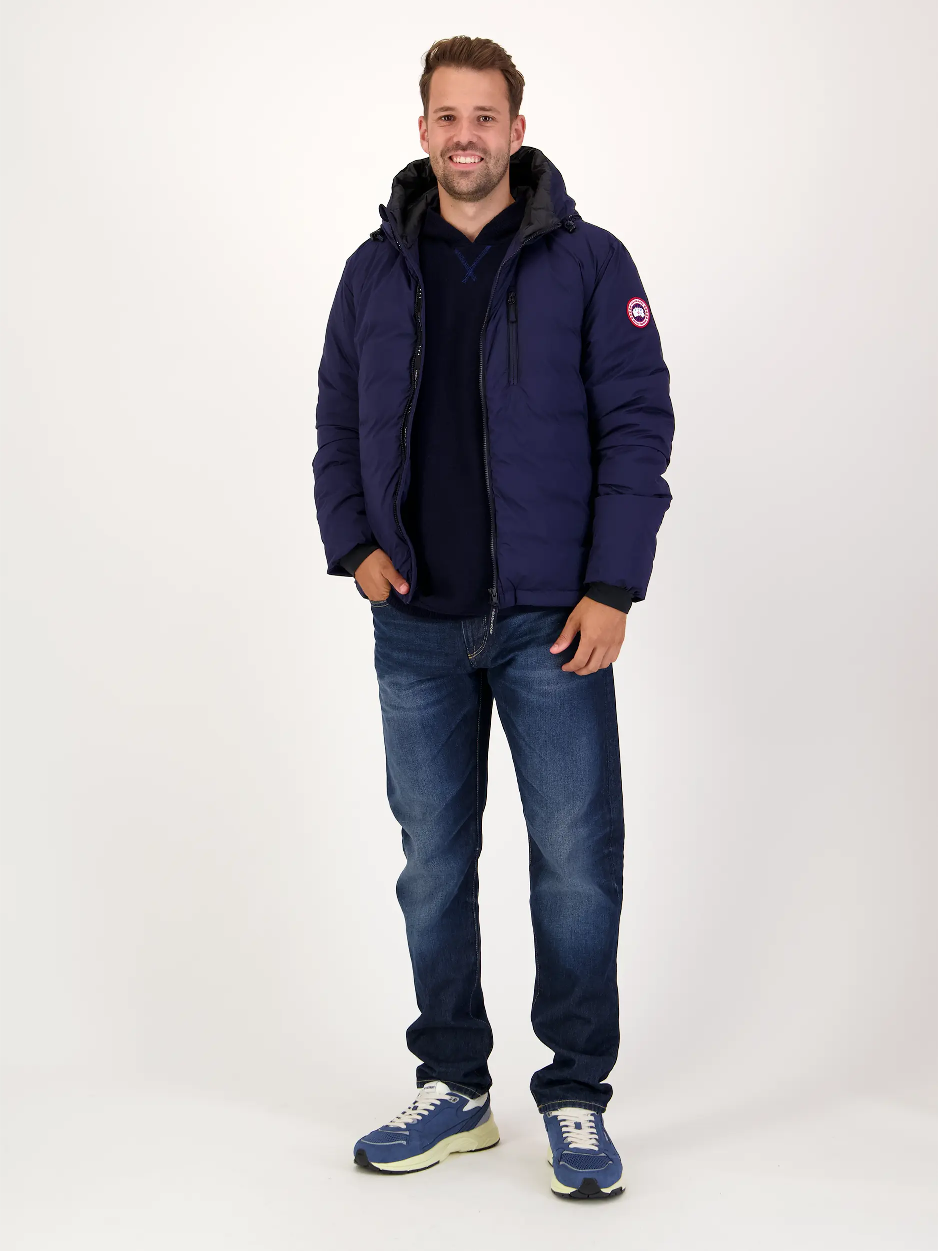 Pullover aus Wolle langarm - Artikel Teil eines Outfits getragen von einem Modell - Farbe: Blau