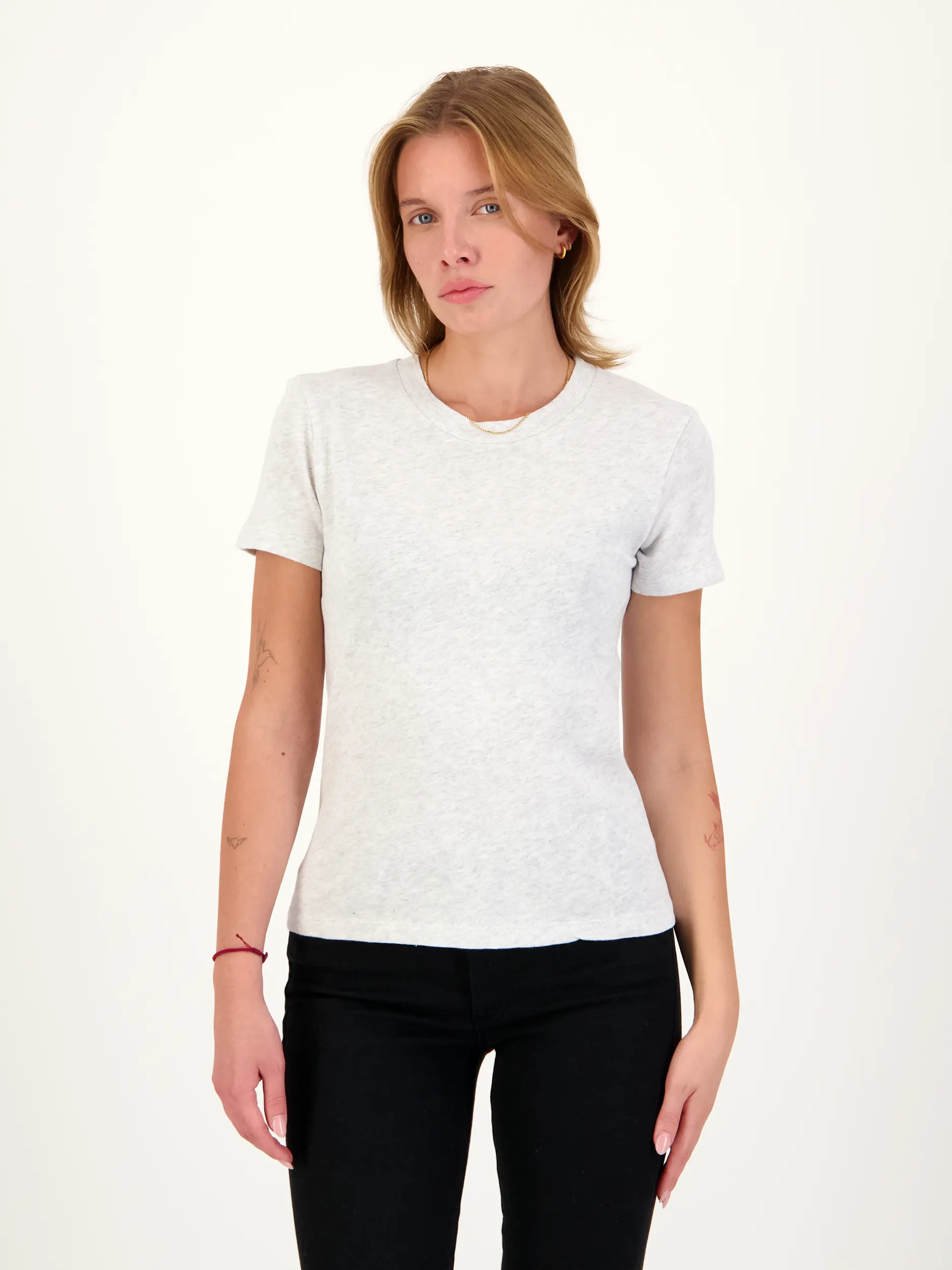 T-Shirt - Artikel Vorderseite getragen von einem Modell - Farbe: Grau