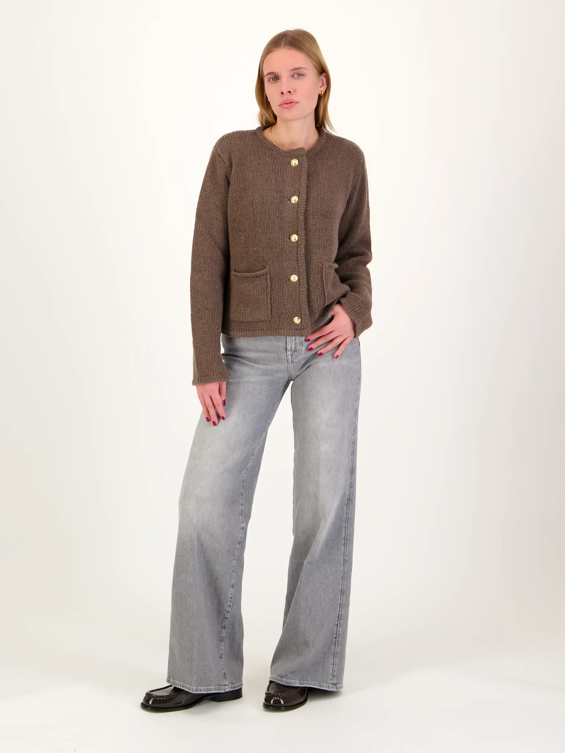 Strickjacke 'Patricia' - Artikel Teil eines Outfits getragen von einem Modell - Farbe: Braun