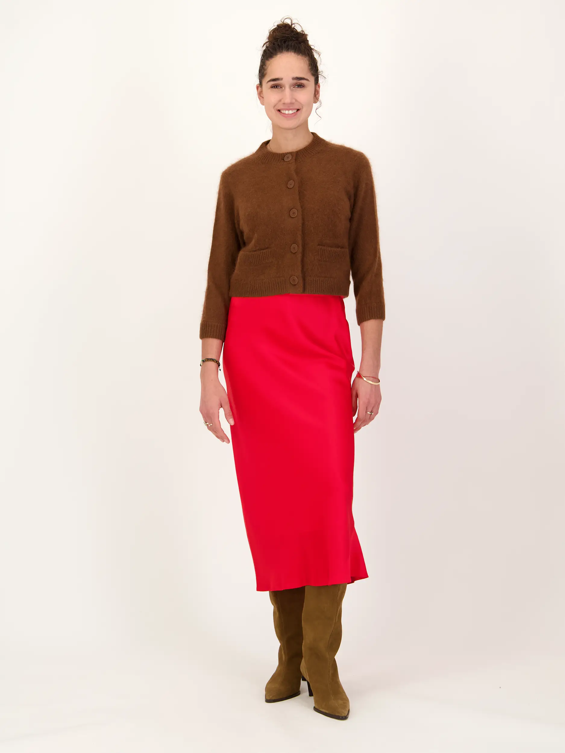 Midi Satinrock 'Sense of Shine' aus Seide - Artikel Teil eines Outfits getragen von einem Modell - Farbe: Rot