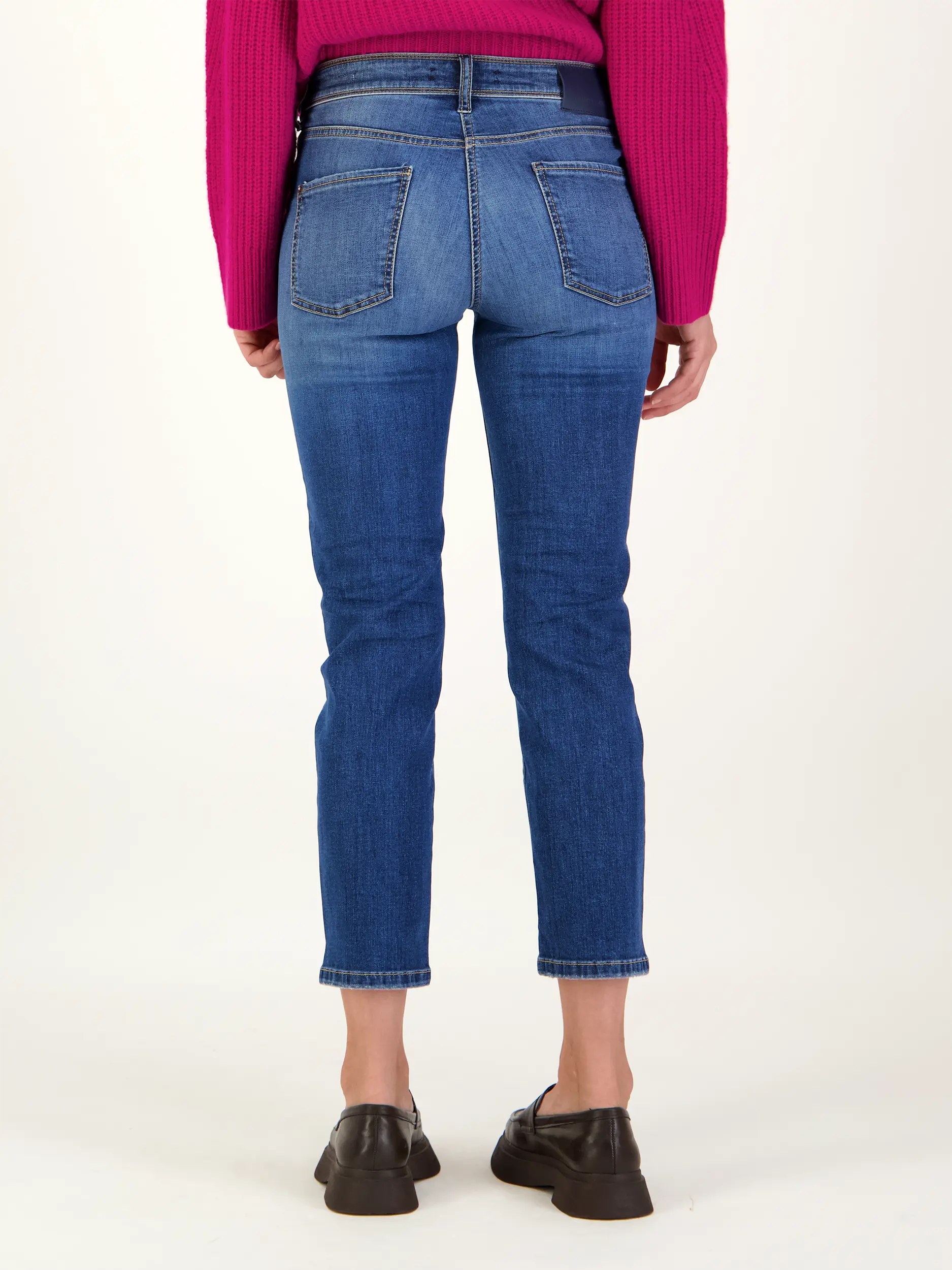 Mid Rise Slim Fit Cropped Jeans 'Piper Short' - Artikel Rückseite getragen von einem Modell