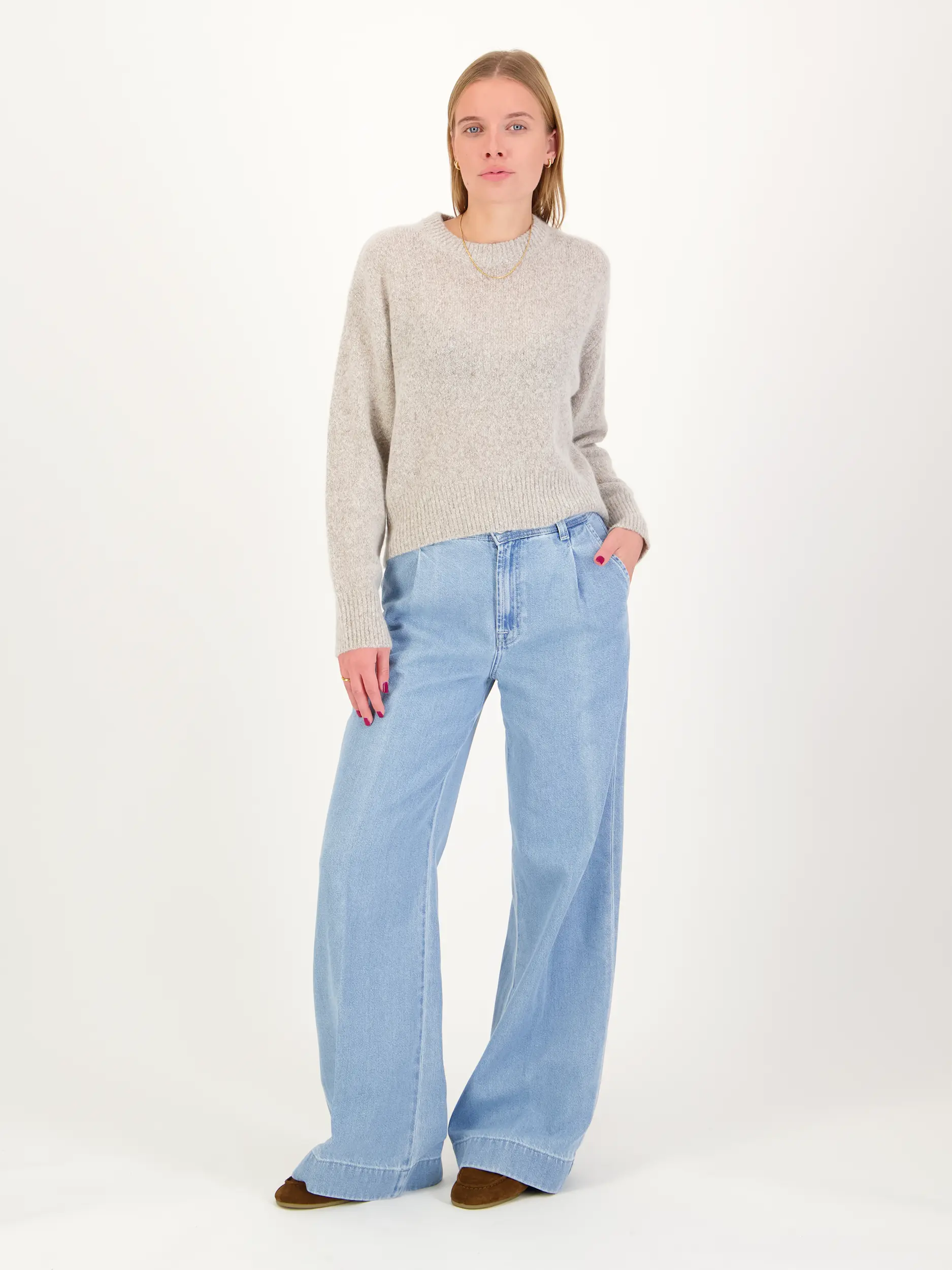 Pullover aus Kaschmir - Artikel Teil eines Outfits getragen von einem Modell - Farbe: Beige
