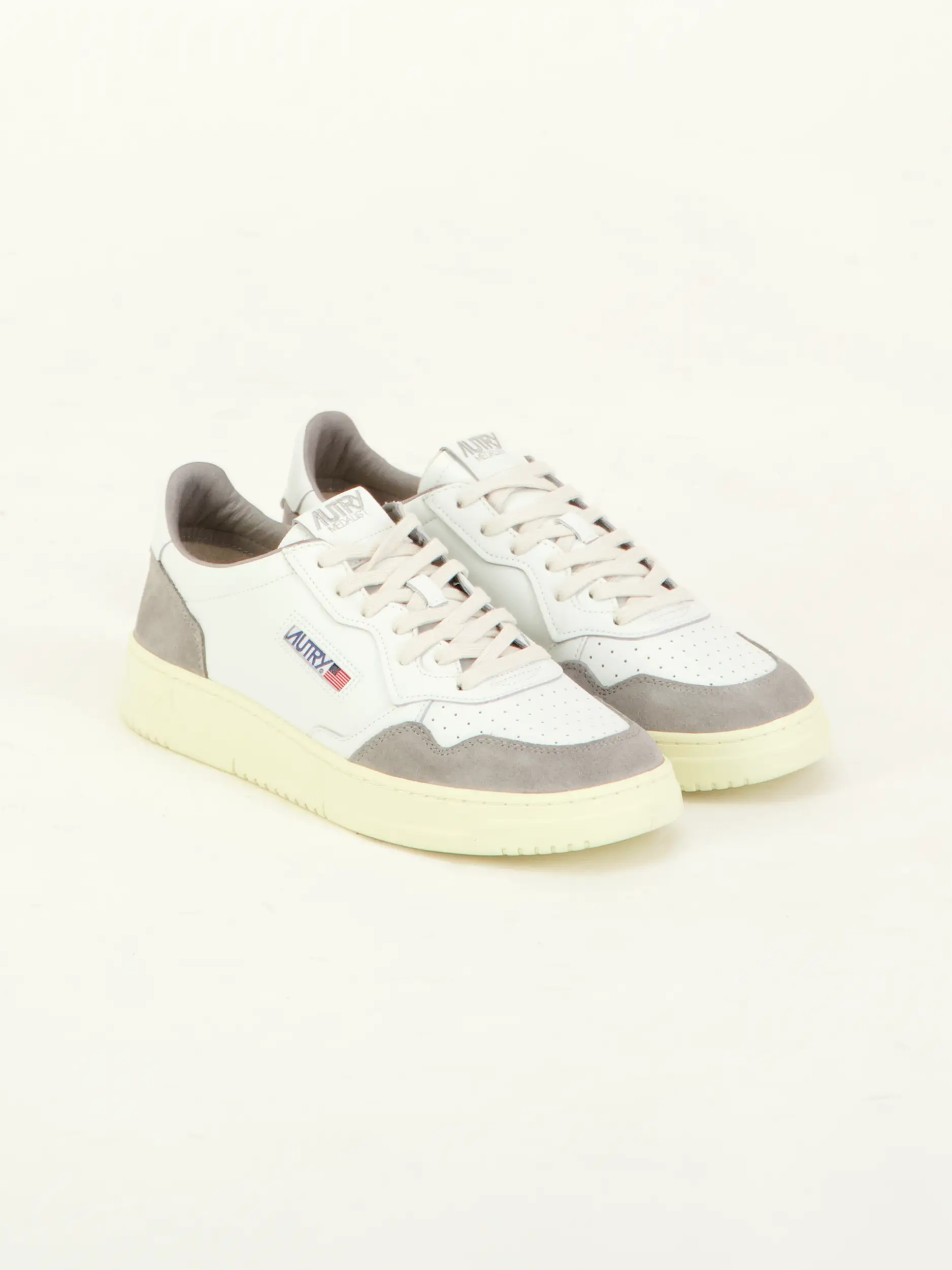 Sneaker 'Medalist' aus Leder - Artikel Teil eines Outfits getragen von einem Modell - Farbe: Grau