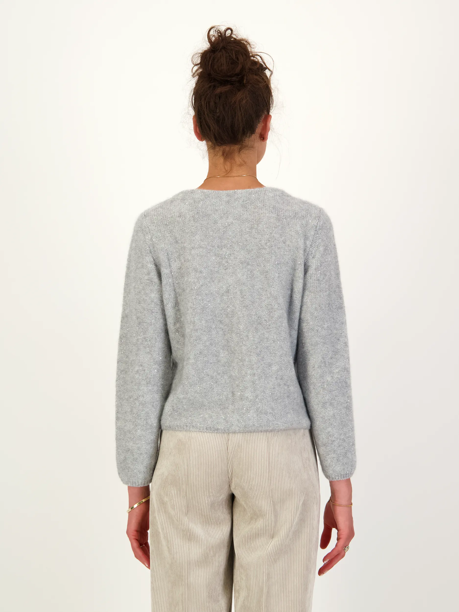 Strickjacke aus Kaschmir-Mix langarm - Artikel Rückseite getragen von einem Modell - Farbe: Grau