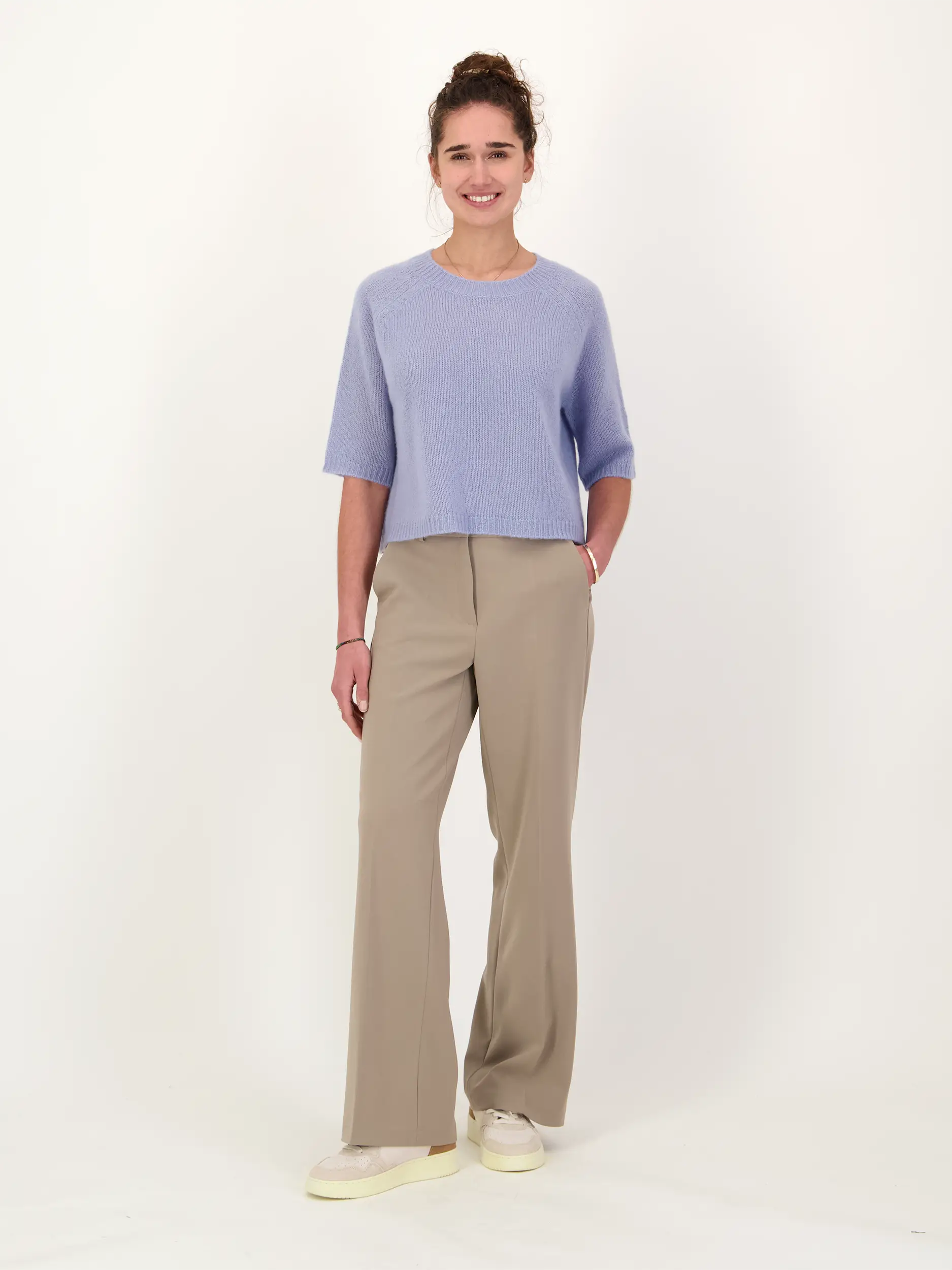 Pullover 'Shii' aus Kaschmir Seide Mix - Artikel Teil eines Outfits getragen von einem Modell - Farbe: Blau