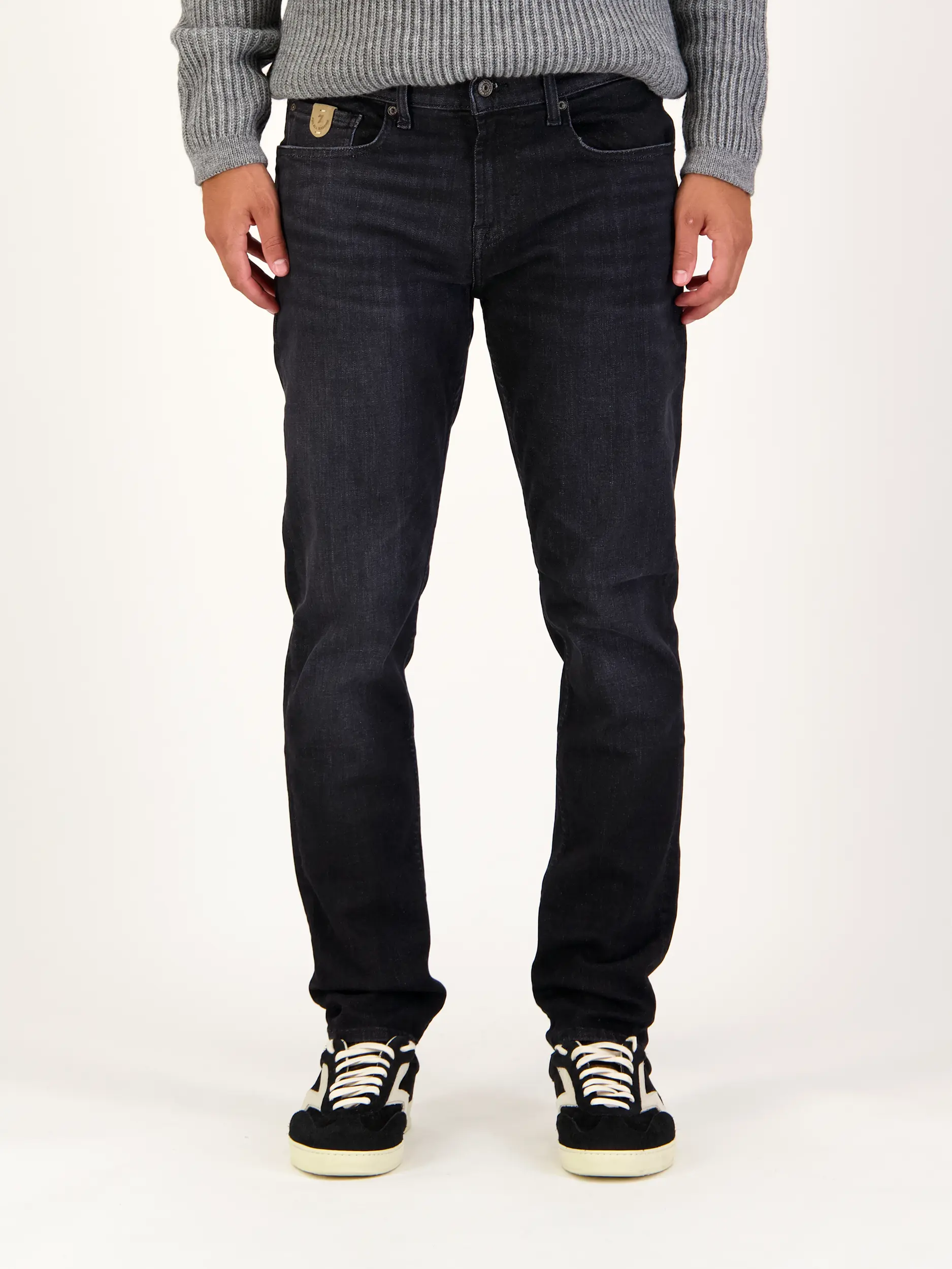 Mid Rise Slim Fit Jeans - Artikel Vorderseite getragen von einem Modell - Farbe: Schwarz