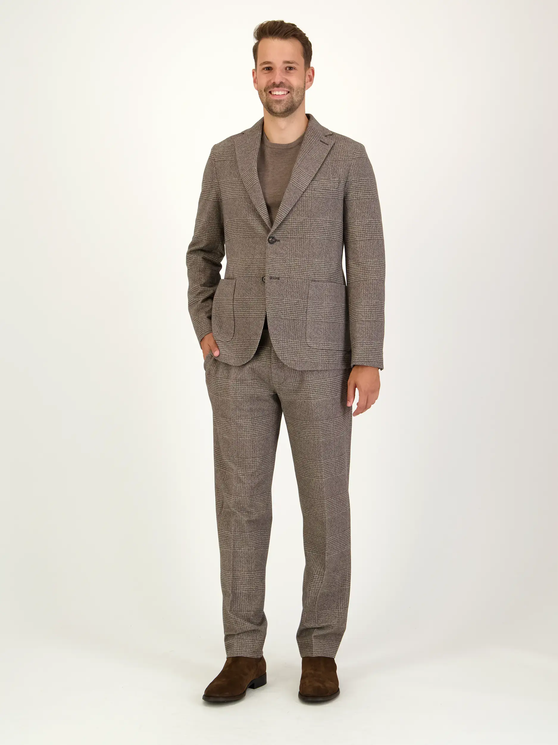 Hose - Artikel Teil eines Outfits getragen von einem Modell - Farbe: Braun