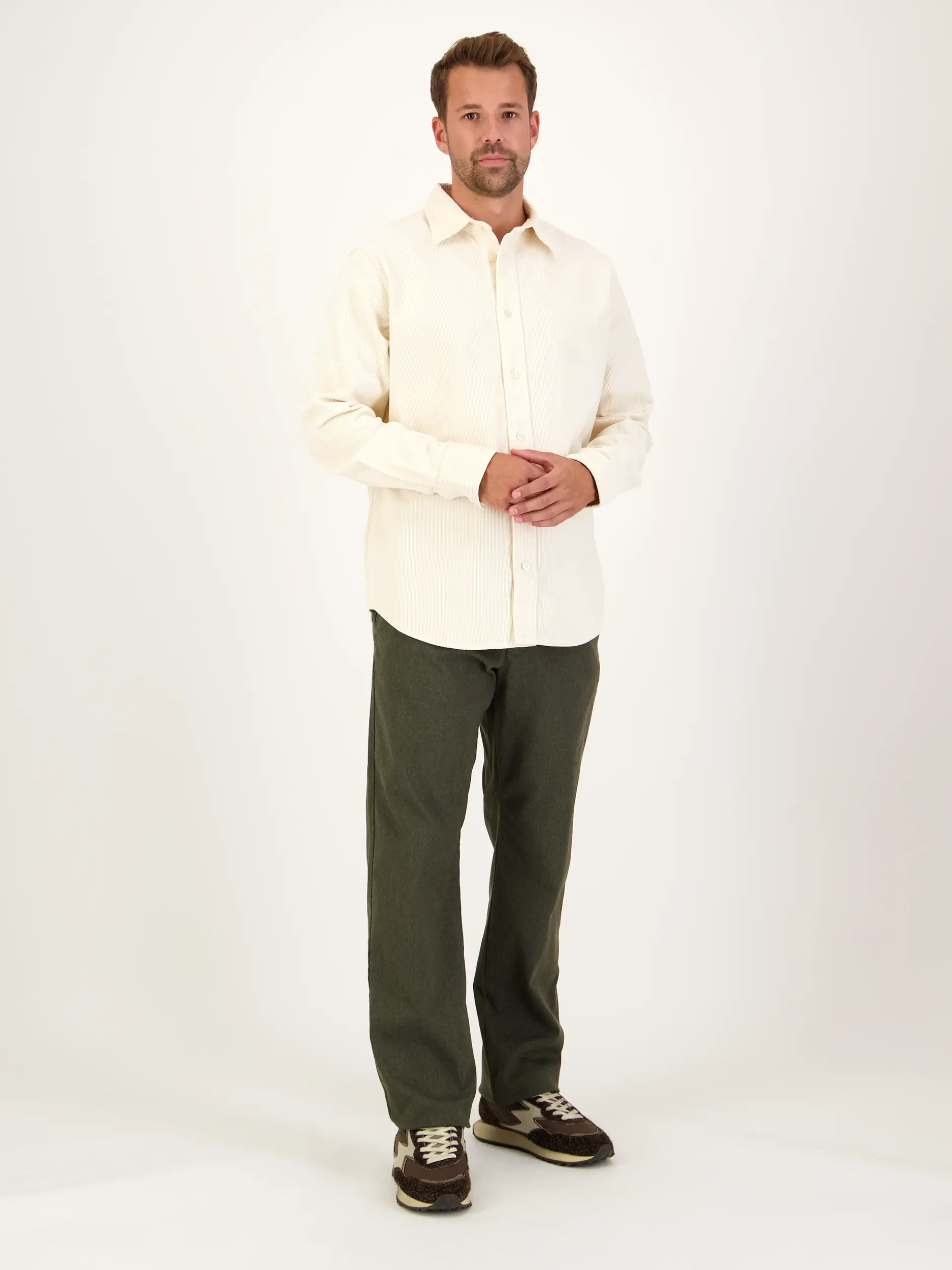 Cordhemd 'Colby' mit Kentkragen langarm - Artikel Teil eines Outfits getragen von einem Modell - Farbe: Beige