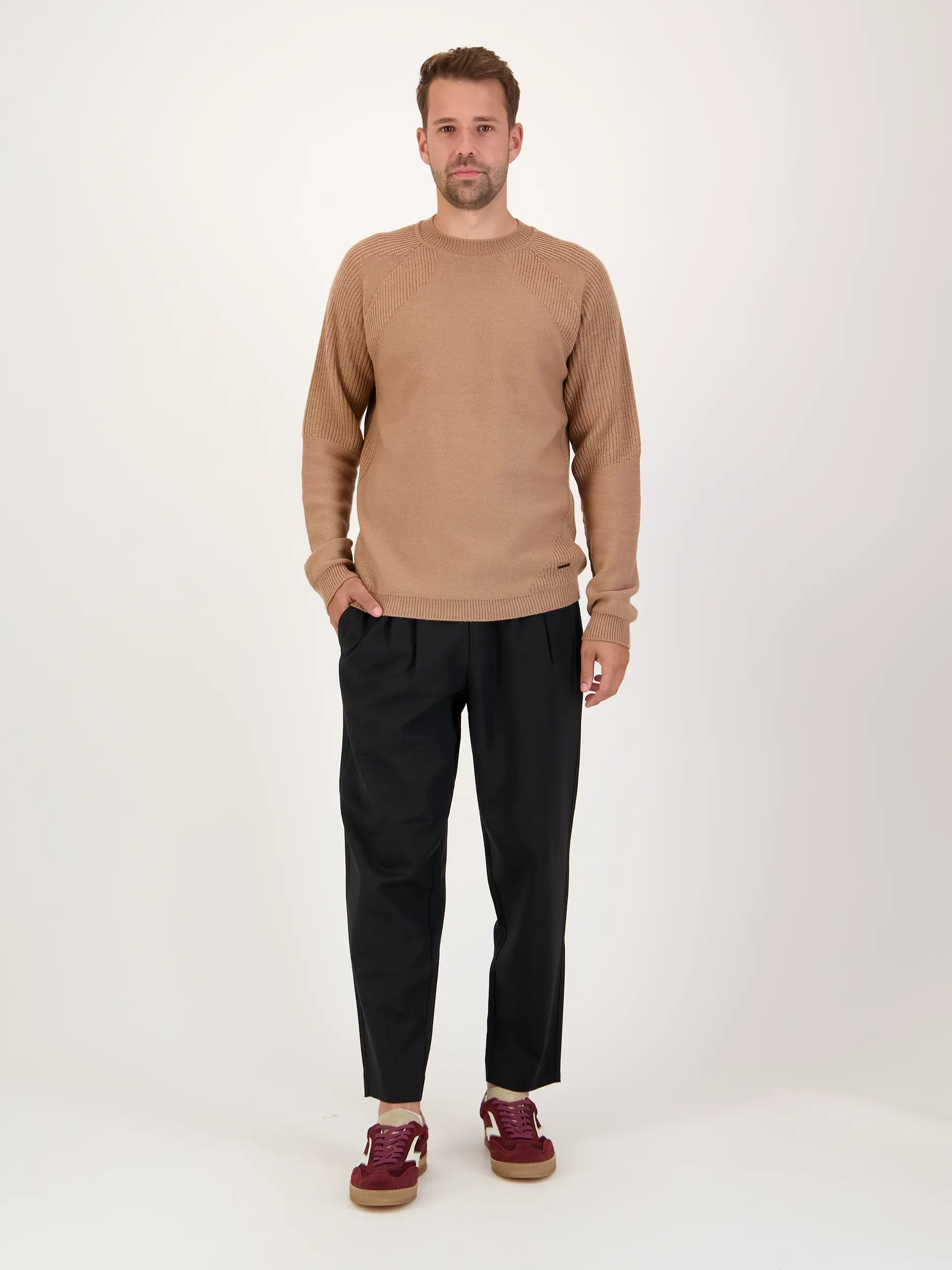 Hose 'Pavo' - Artikel Teil eines Outfits getragen von einem Modell - Farbe: Schwarz