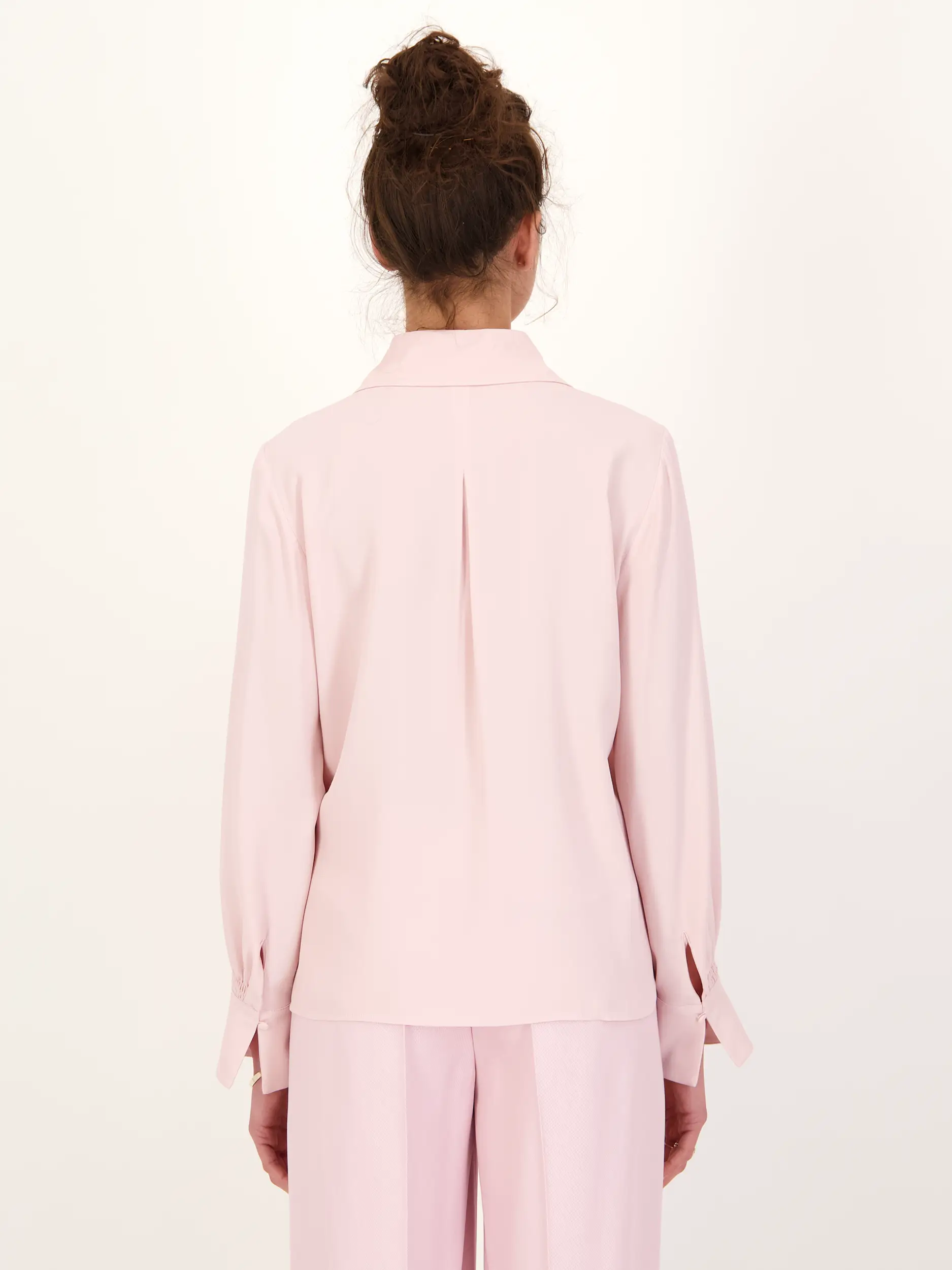 Bluse mit Schluppe langarm - Artikel Rückseite getragen von einem Modell - Farbe: Rosa&Pink