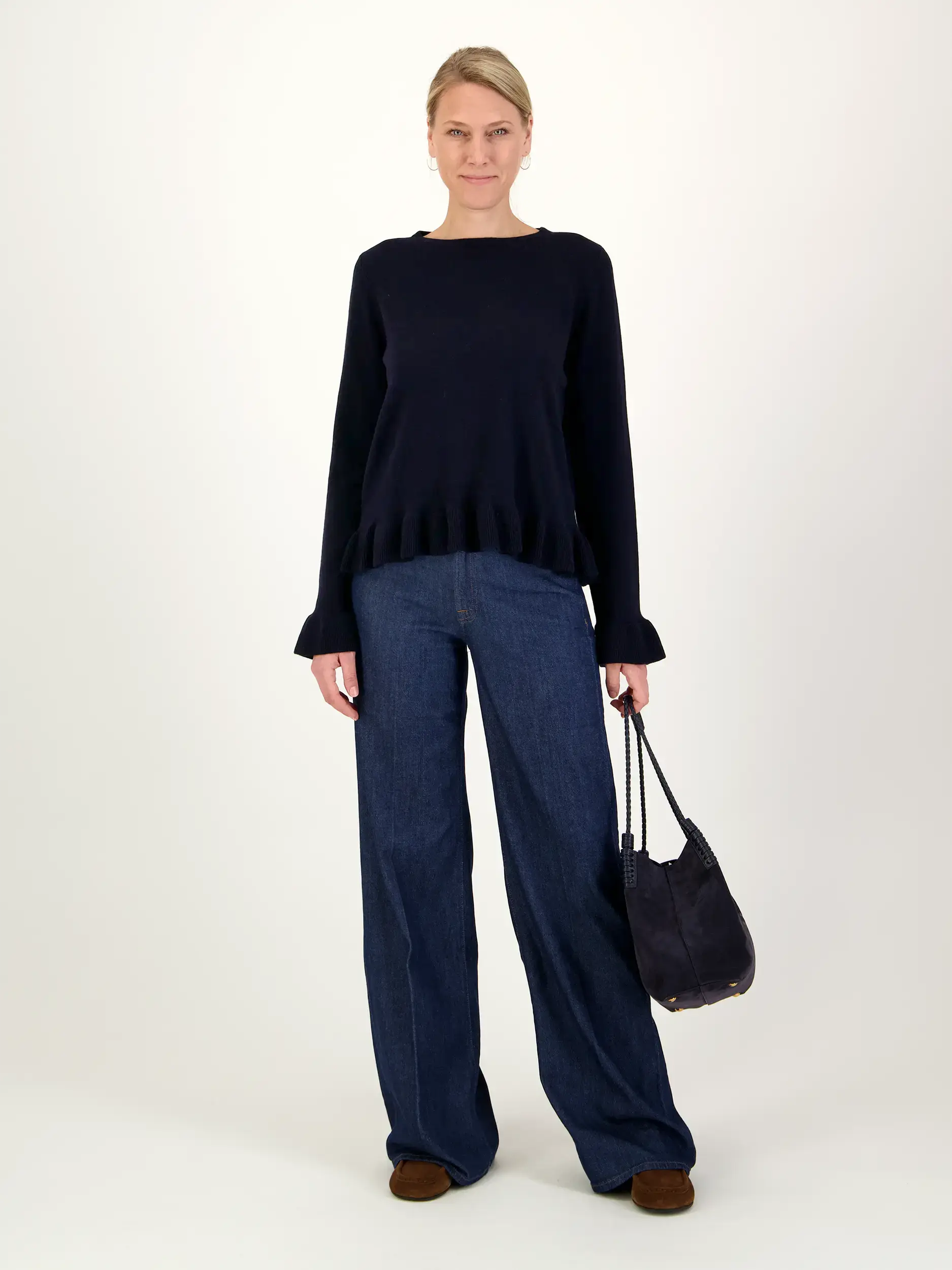 Pullover - Artikel Teil eines Outfits getragen von einem Modell - Farbe: Blau