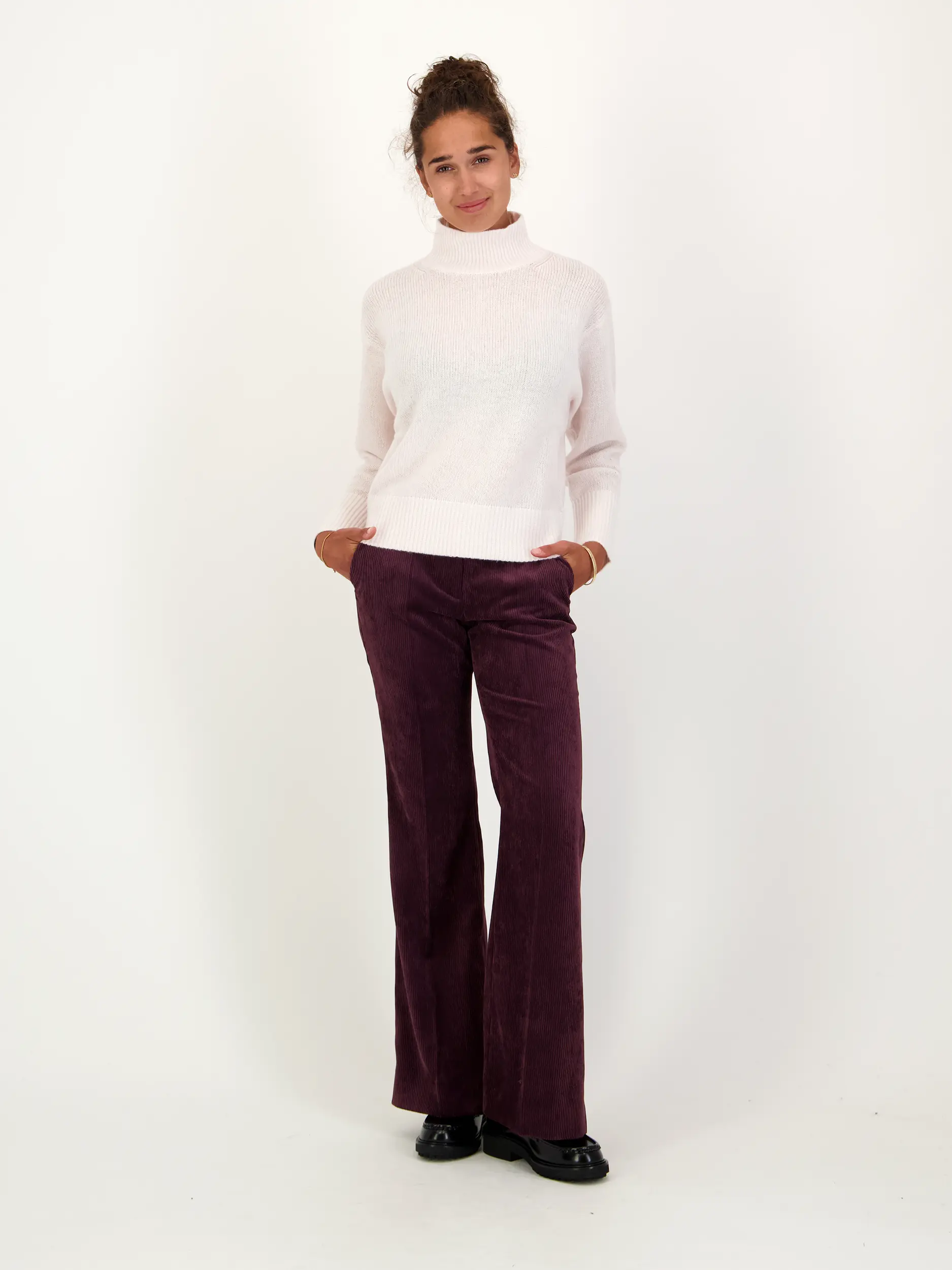 Pullover aus Wolle langarm - Artikel Teil eines Outfits getragen von einem Modell - Farbe: Creme