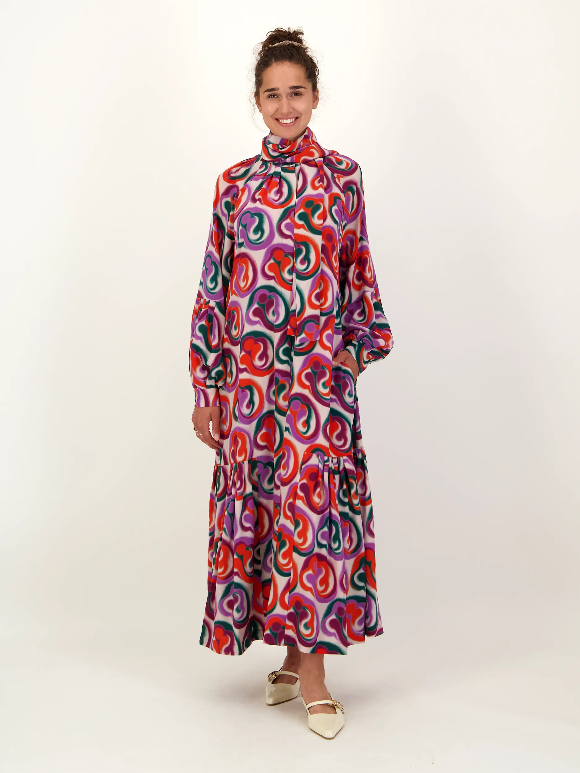 Gemustertes Maxi Seidenkleid langarm - Artikel Vorderseite getragen von einem Modell