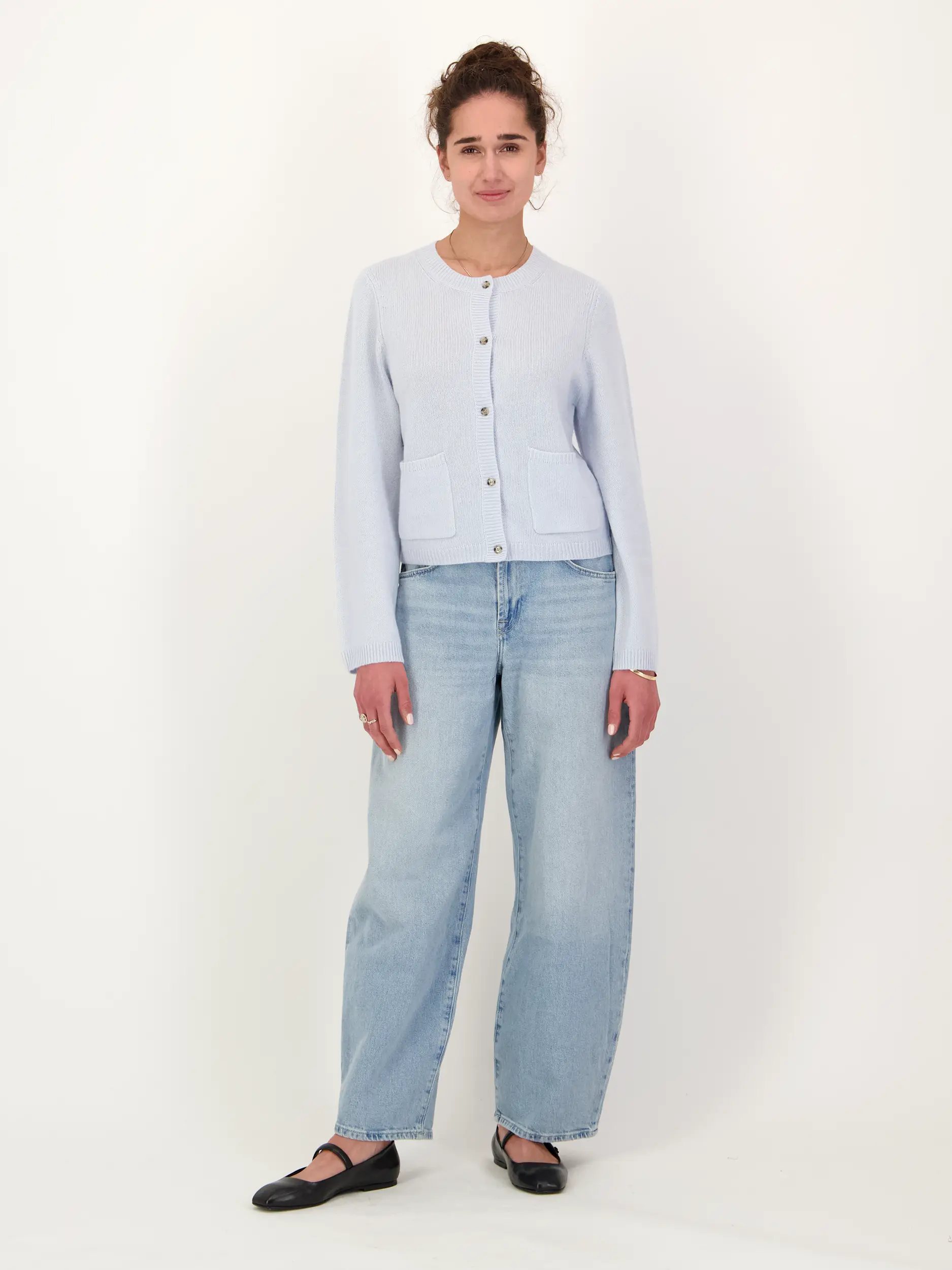 High Rise Barrel Jeans 'Bonnie' - Artikel Teil eines Outfits getragen von einem Modell - Farbe: Blau