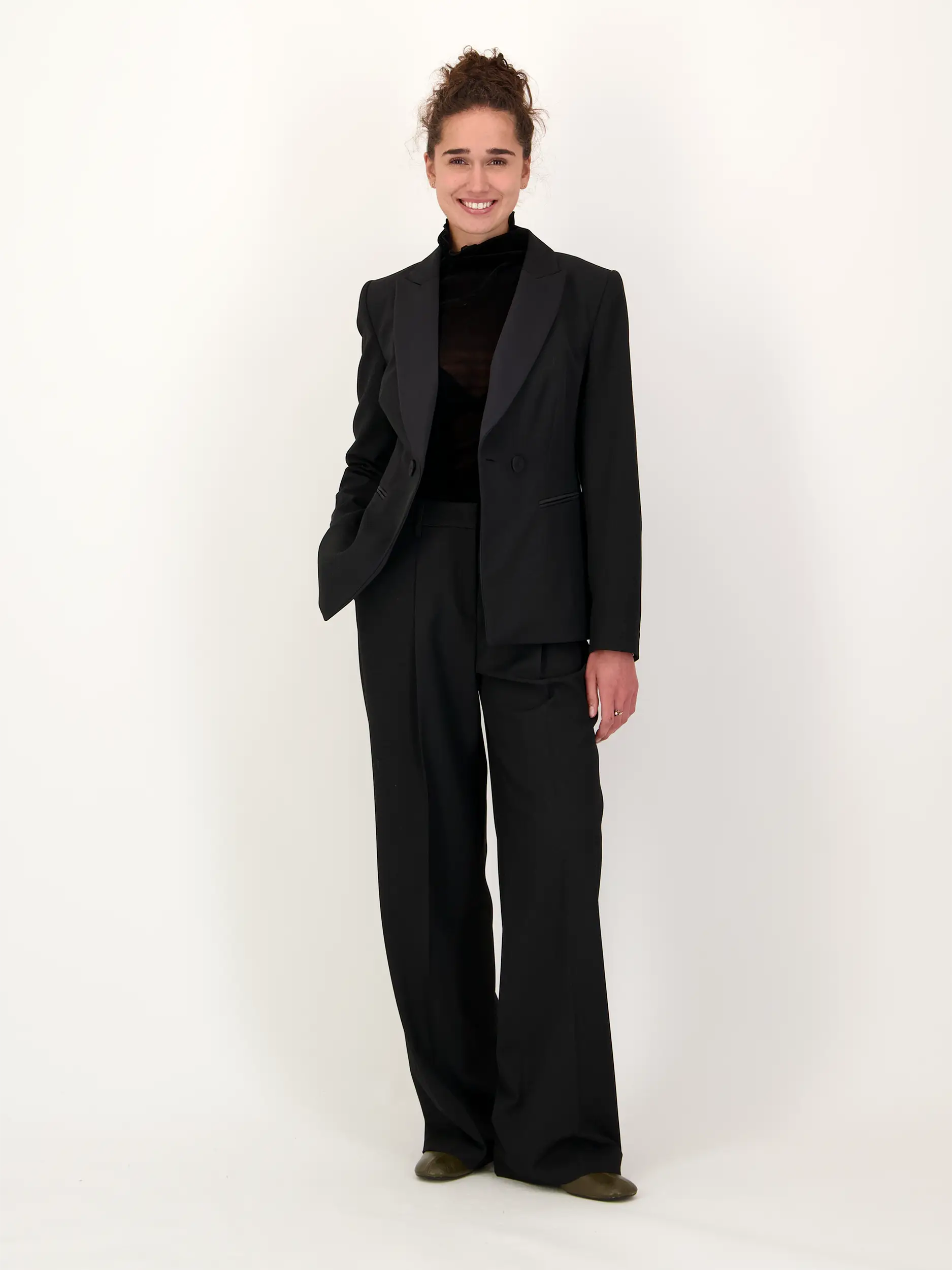 Blazer - Artikel Teil eines Outfits getragen von einem Modell - Farbe: Schwarz