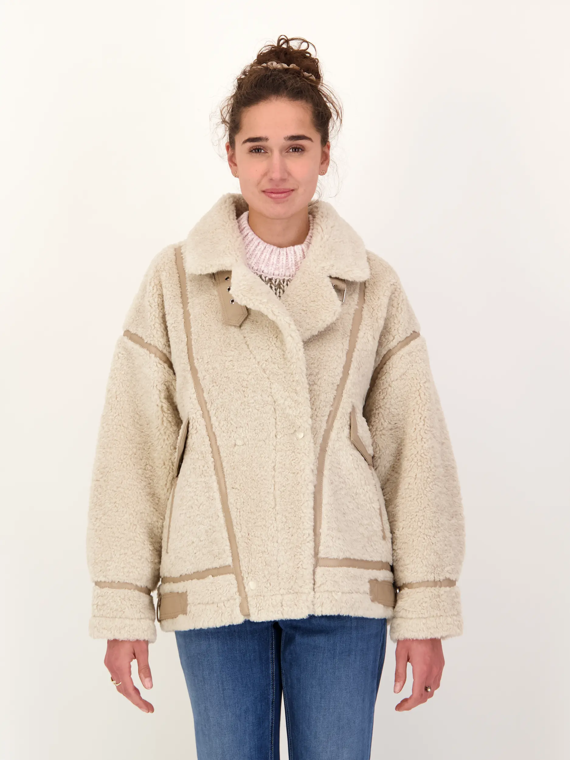 Teddyjacke 'Badu' - Artikel Vorderseite getragen von einem Modell - Farbe: Beige