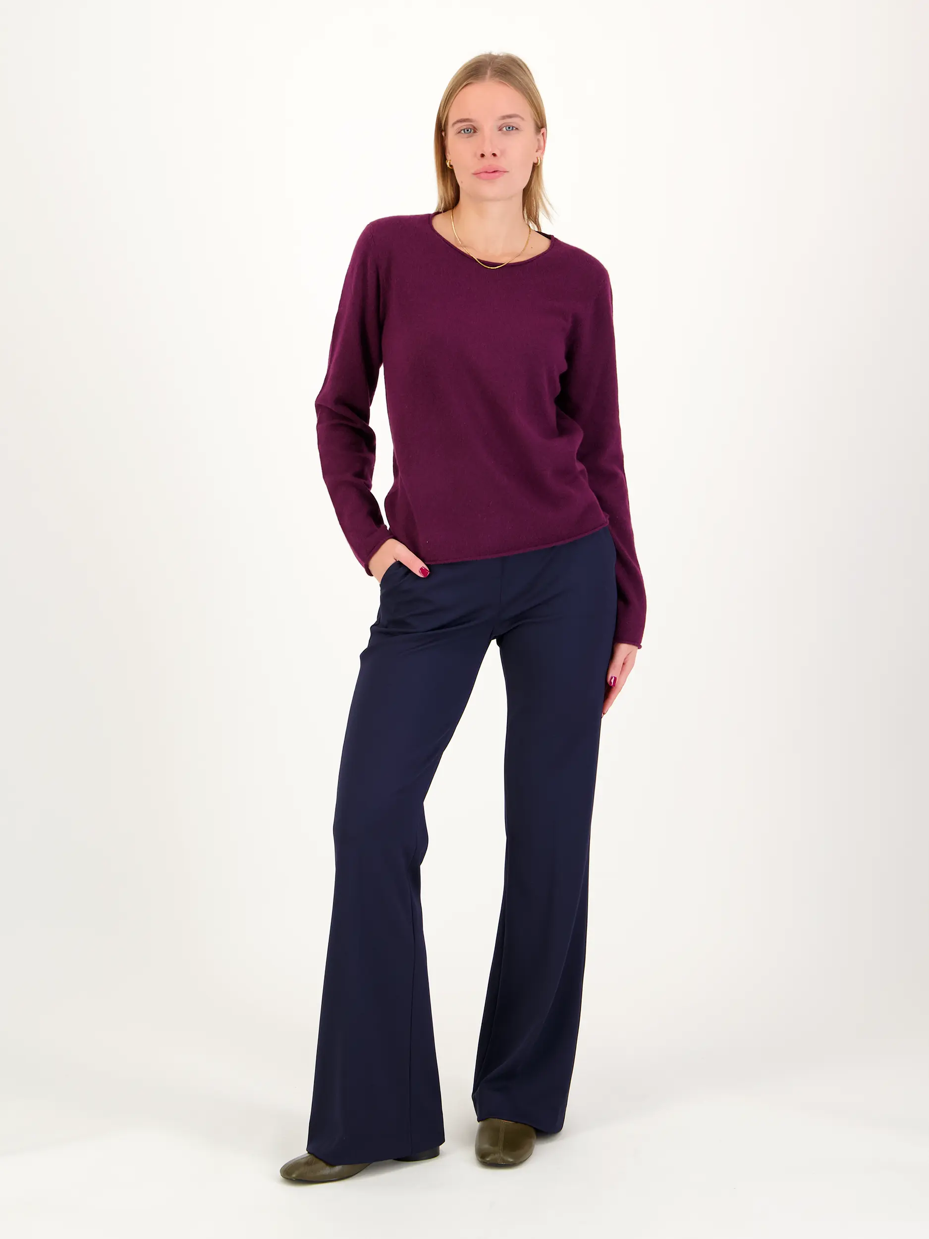 Pullover aus Kaschmir langarm - Artikel Teil eines Outfits getragen von einem Modell - Farbe: Rot