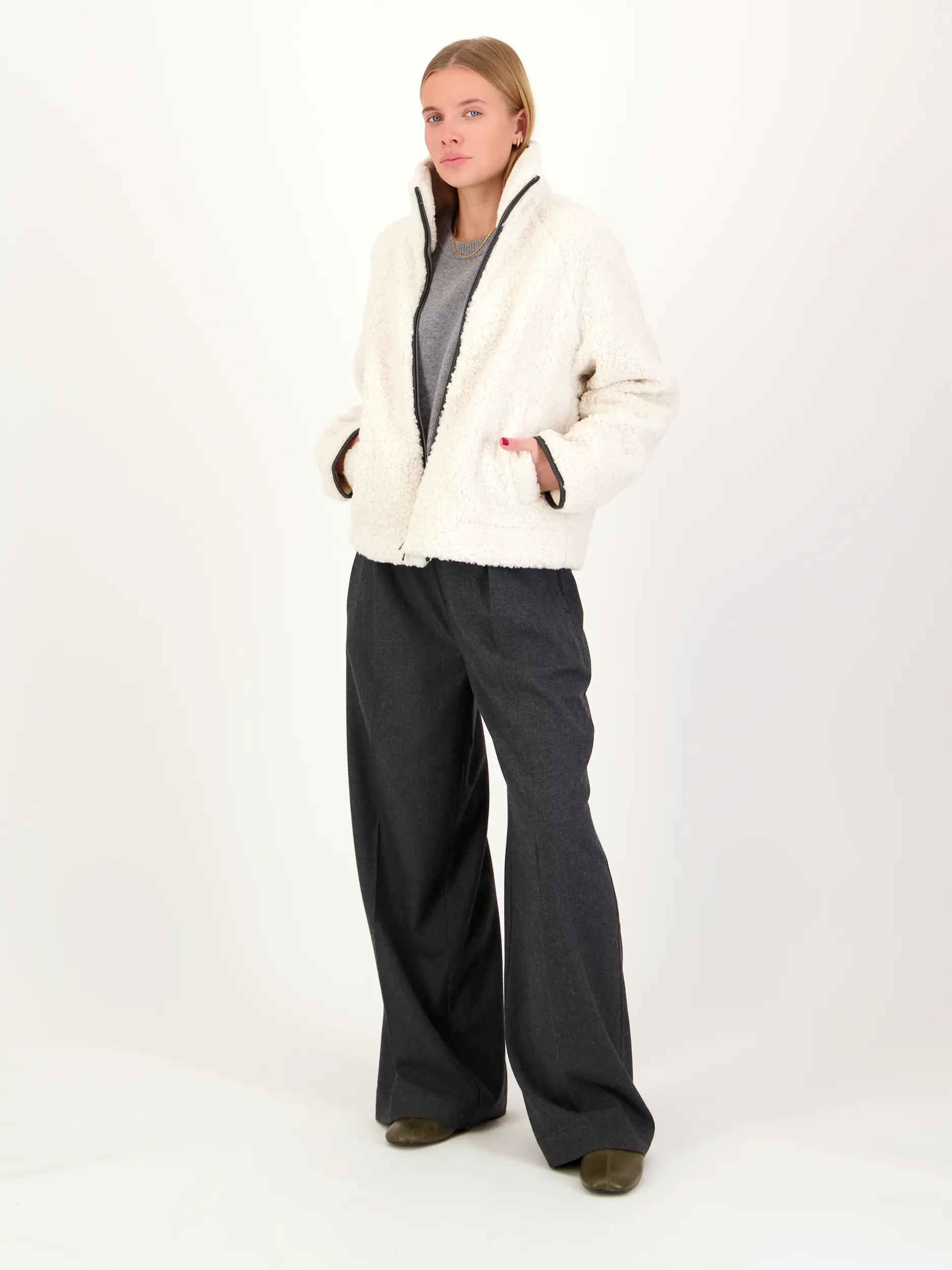 Teddyjacke 'Katleen' - Artikel Teil eines Outfits getragen von einem Modell - Farbe: Beige