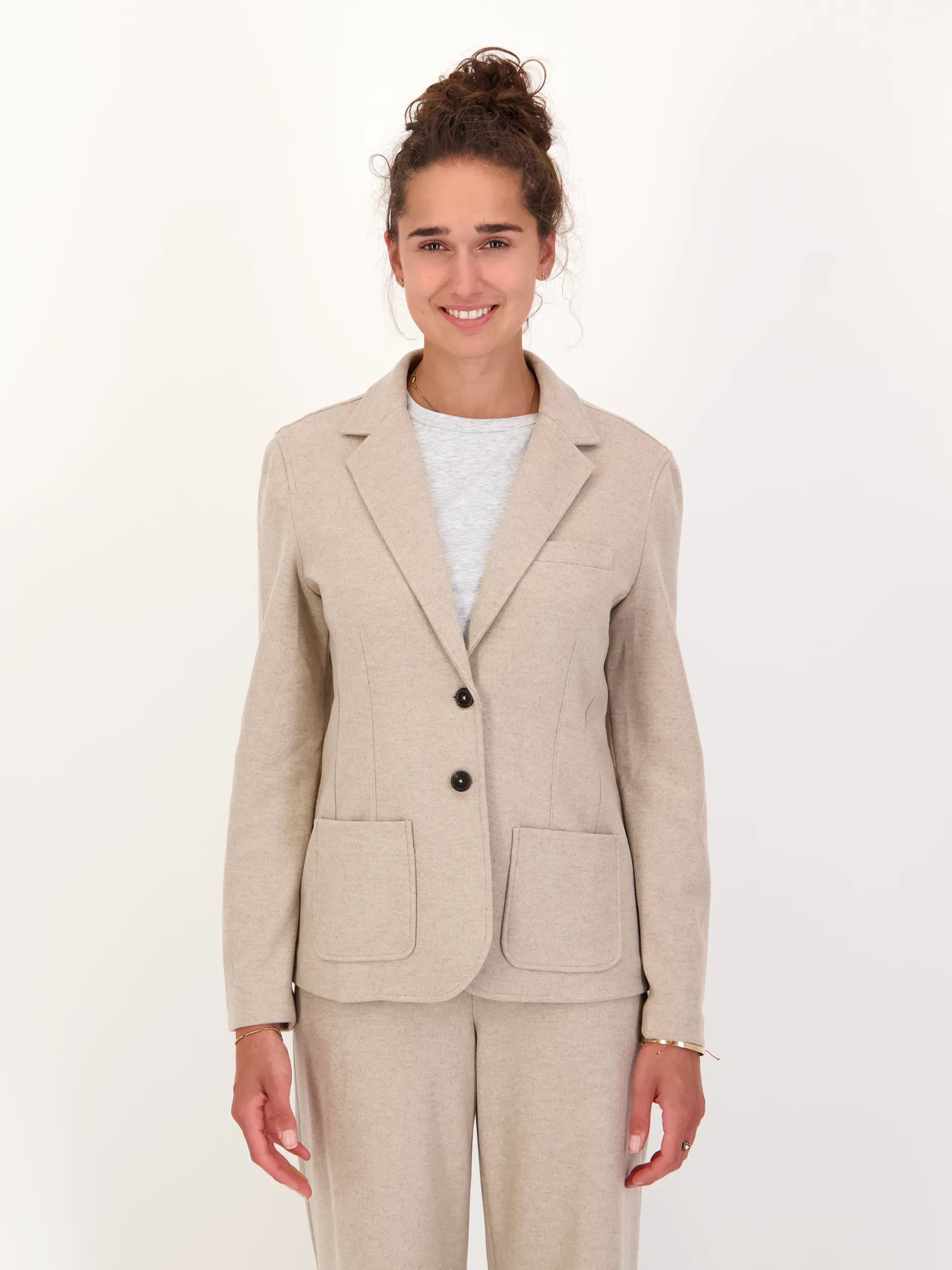 Blazer 'Dafne' - Artikel Vorderseite getragen von einem Modell - Farbe: Beige