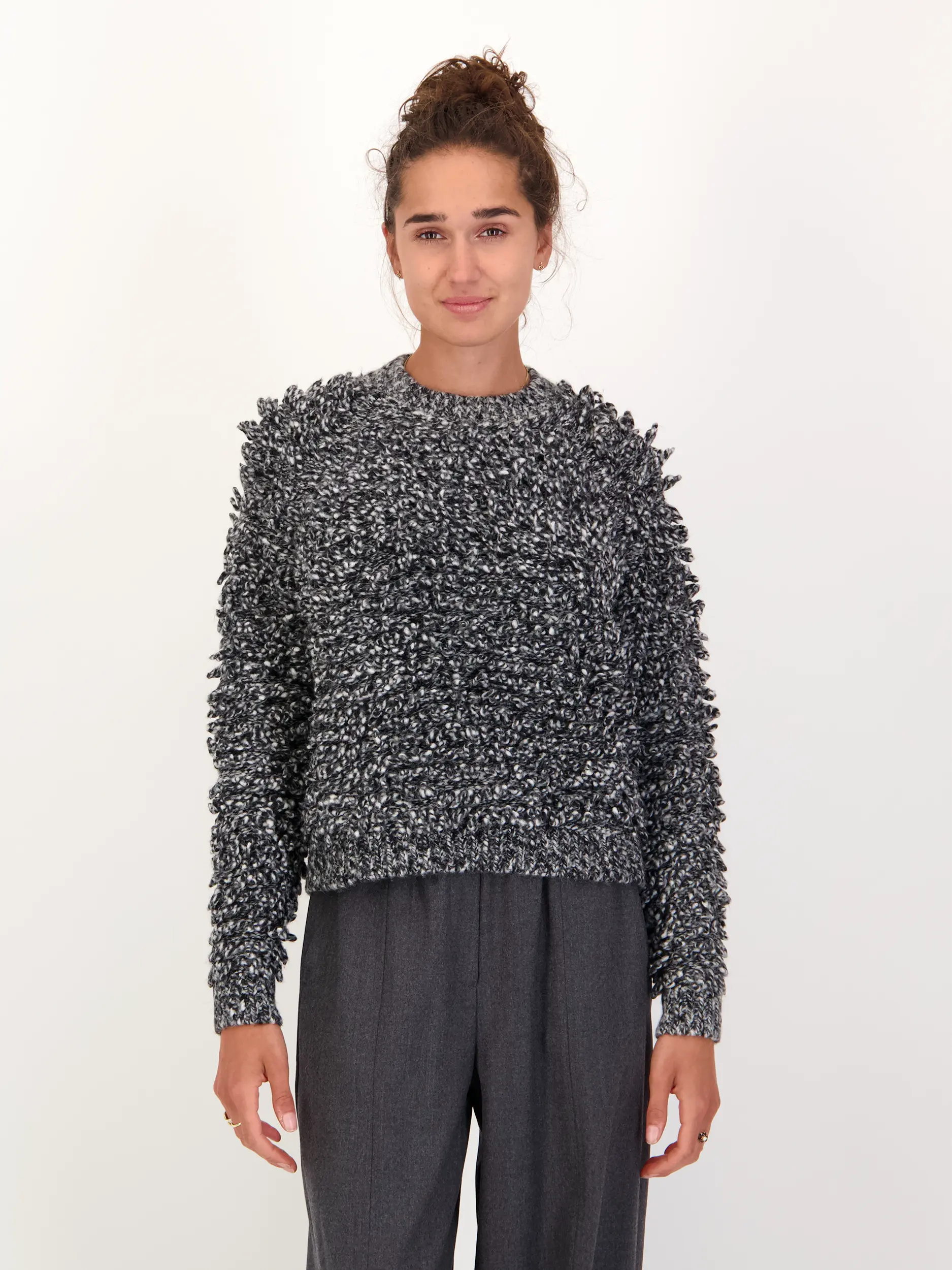 Grobstrick Pullover aus Woll-Mix langarm  - Artikel Vorderseite getragen von einem Modell - Farbe: Schwarz